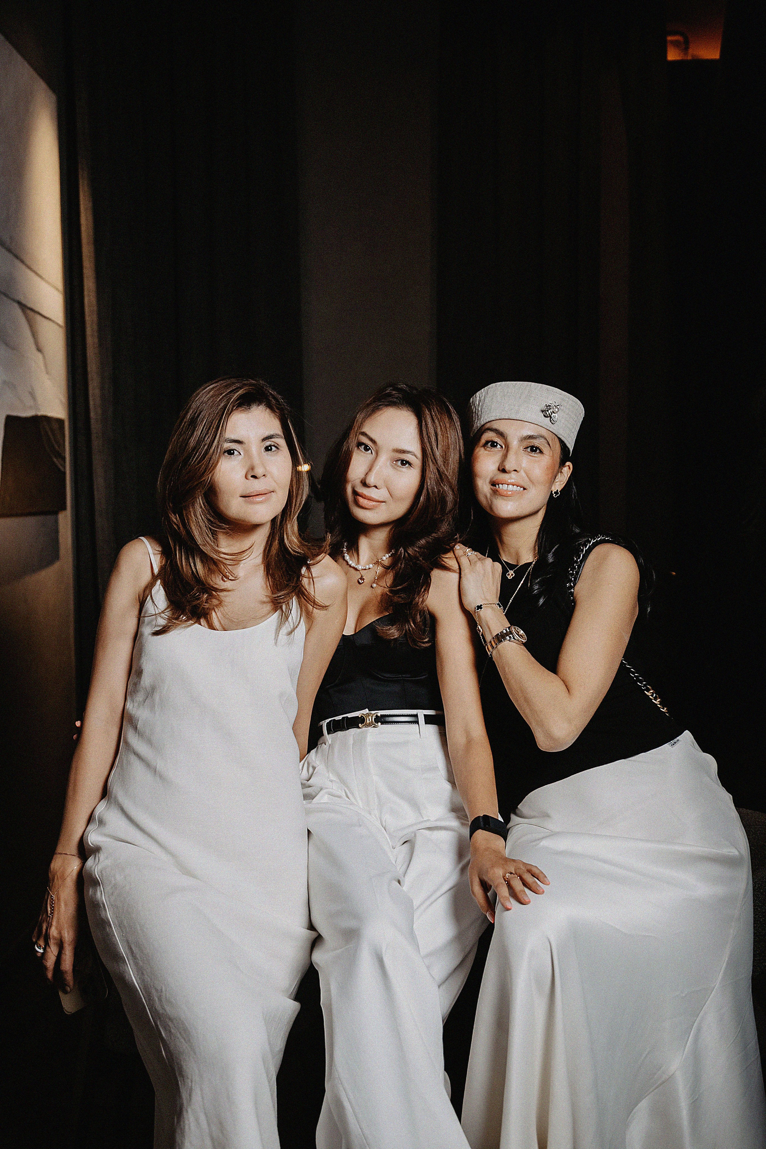 Фотосессия Карины Жулдыз и Айсулу на Villa dei Fiori. Свадебный, семейный и портретный фотограф в Алматы, Костанай