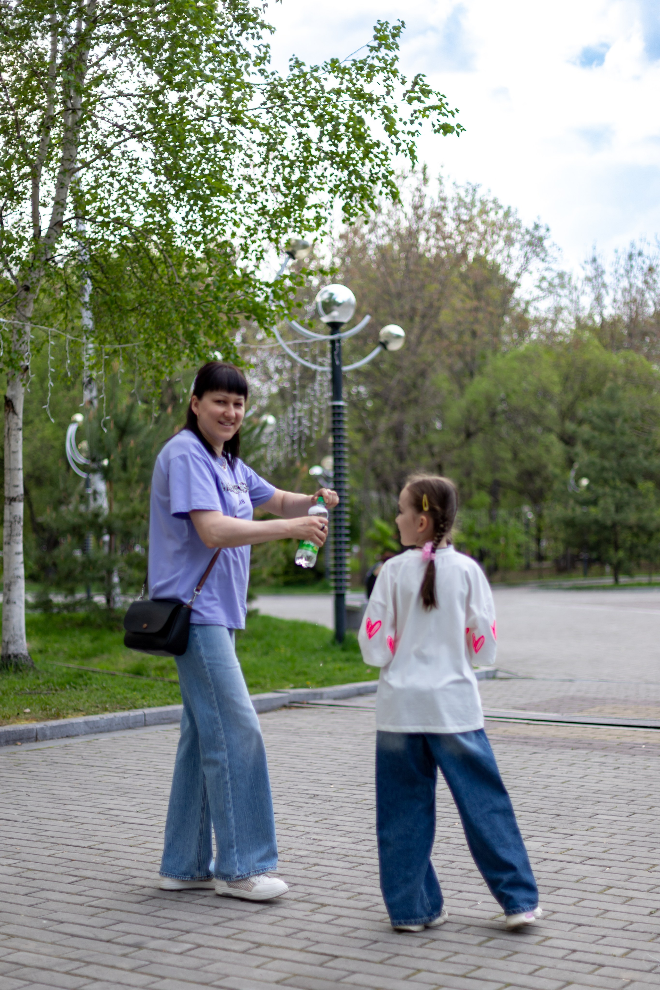 Мадина в цветущем парке. Семейный и детский фотограф в Хабаровске Алевтина Проскурякова