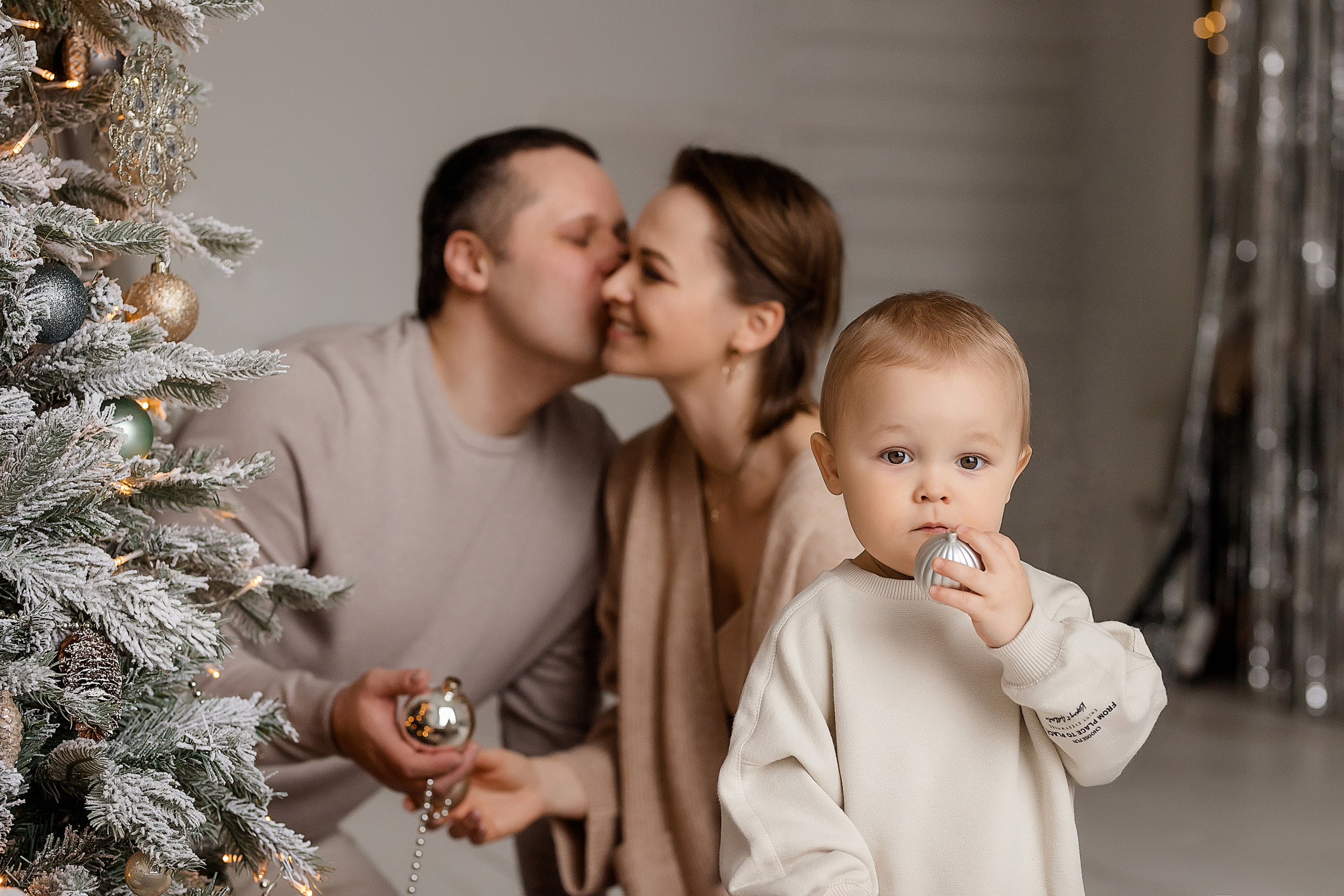 Новогодняя фотосессия в светлой фотостудии. Натали, Юрий, Мишенька. Семейный и детский фотограф в Москве Вера Ускова