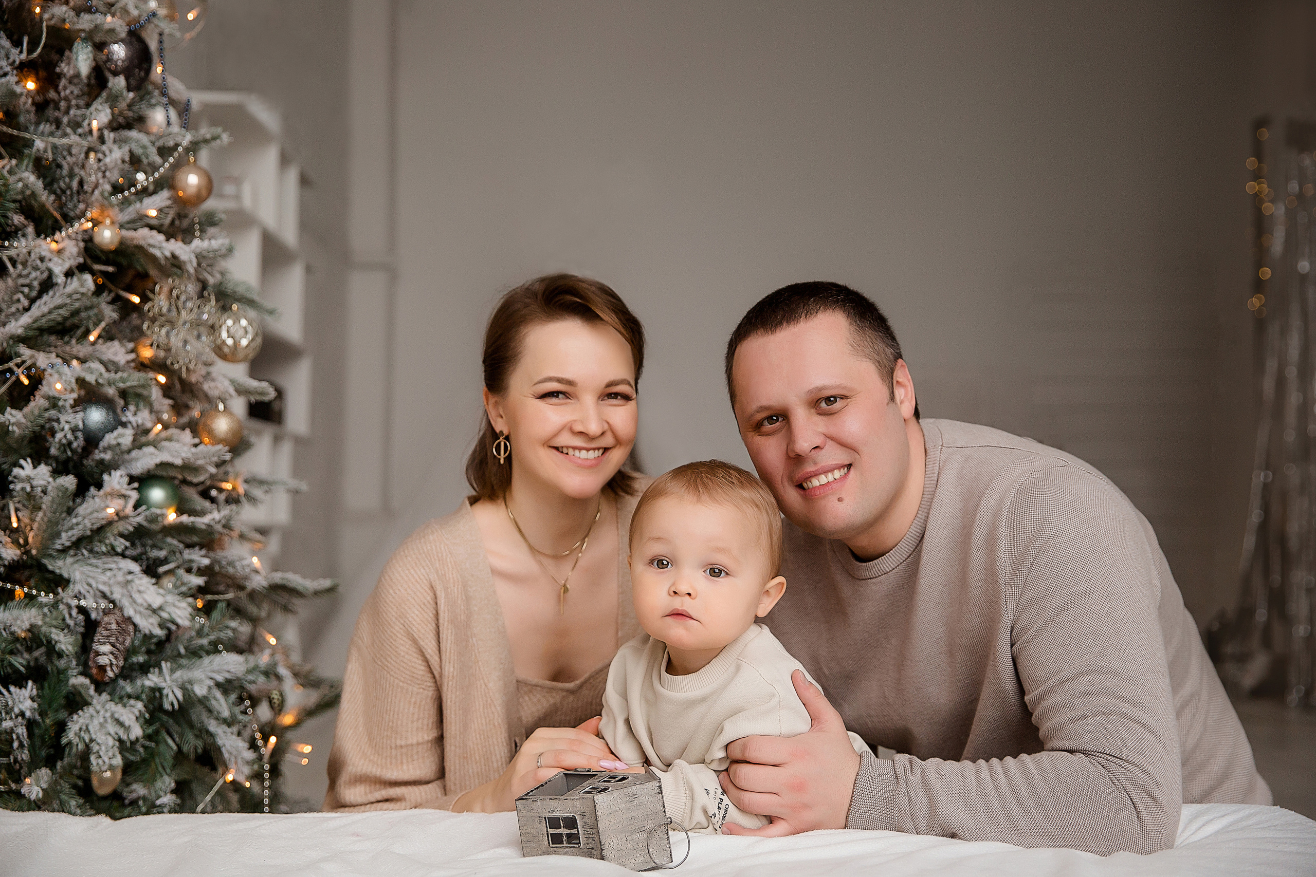 Новогодняя фотосессия в светлой фотостудии. Натали, Юрий, Мишенька. Семейный и детский фотограф в Москве Вера Ускова