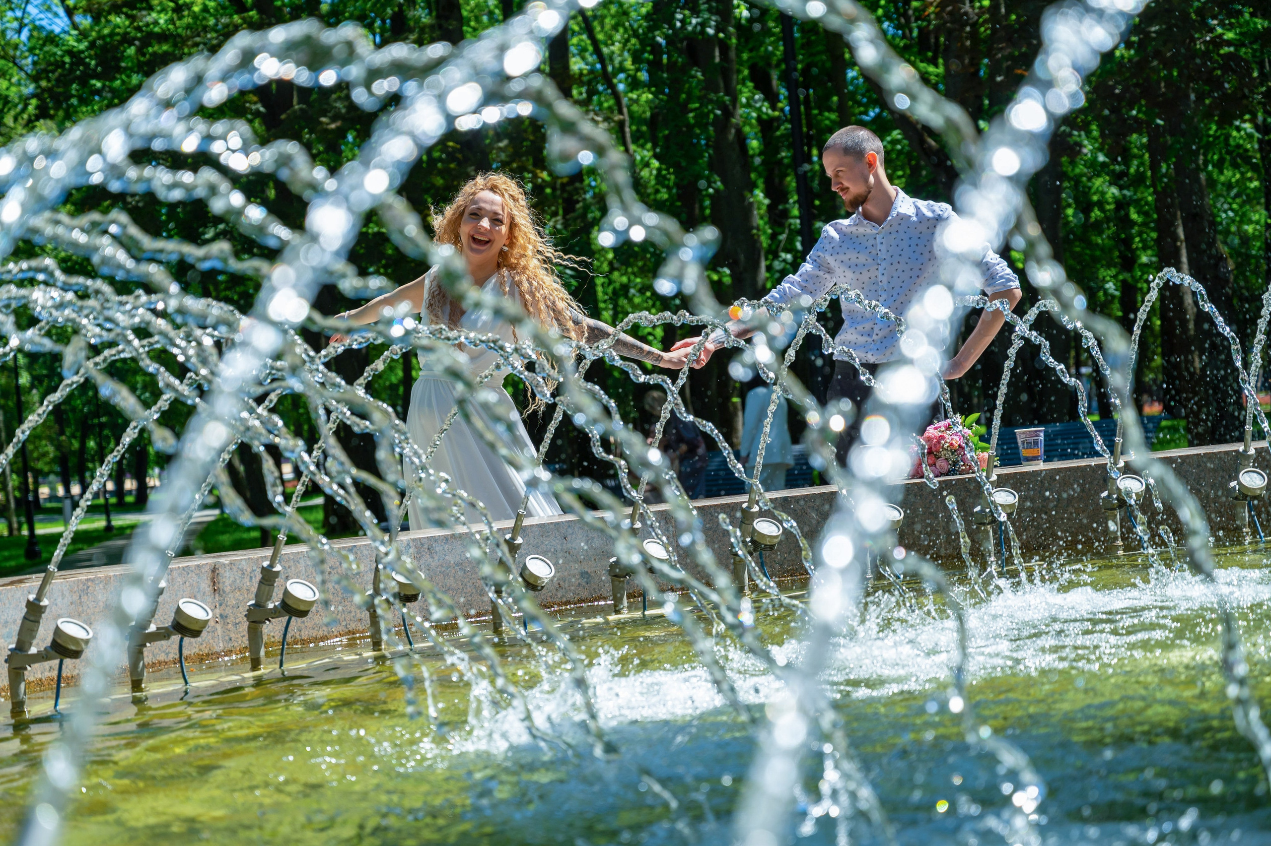 Фотосессия на свадьбе, выгодно заказывать фото и видео в одном пакете, подробнее на этой странице сайта