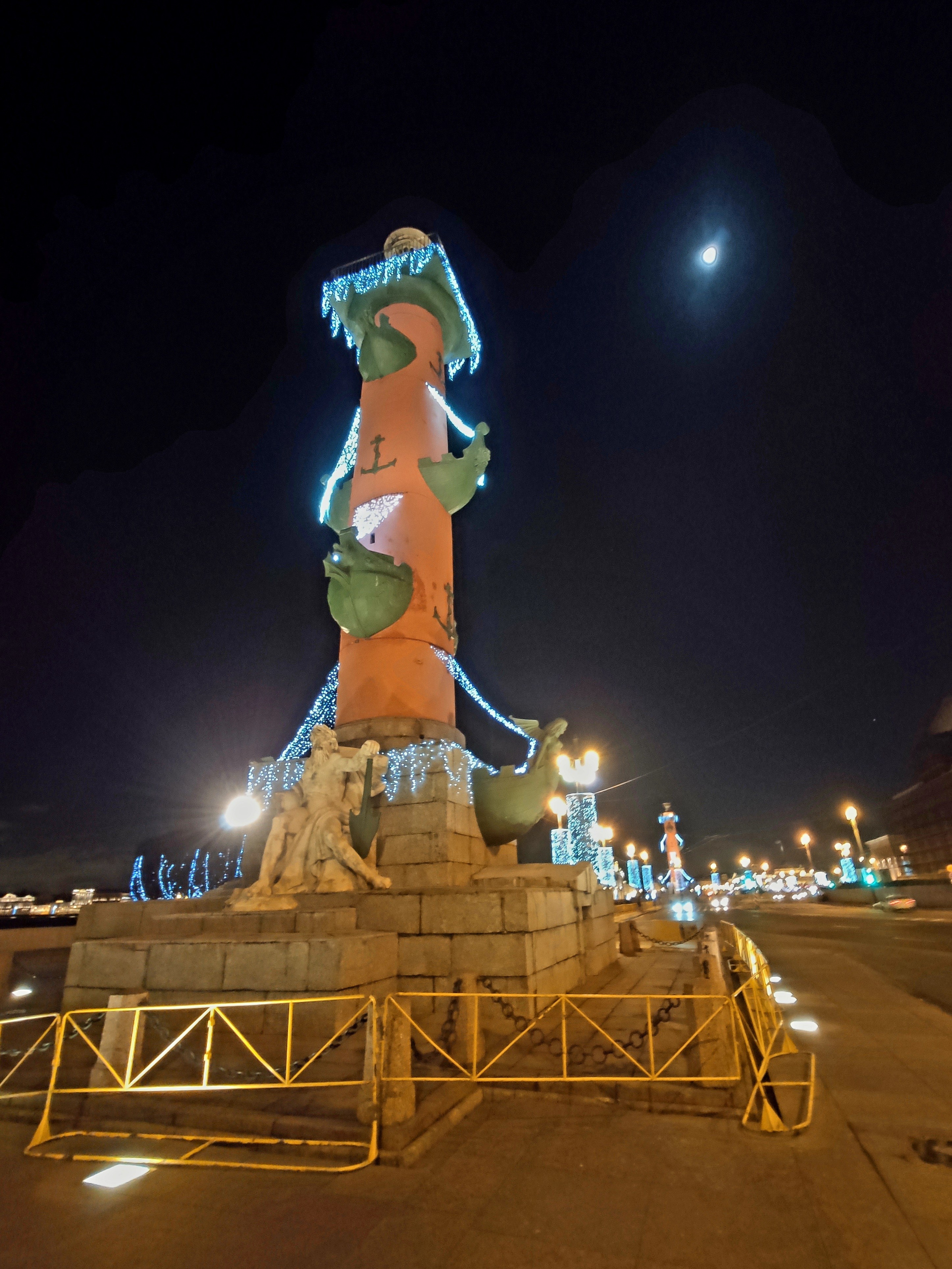 И на стрелку. На колоннах по праздникам горит огонь. Зимой - просто гирлянды