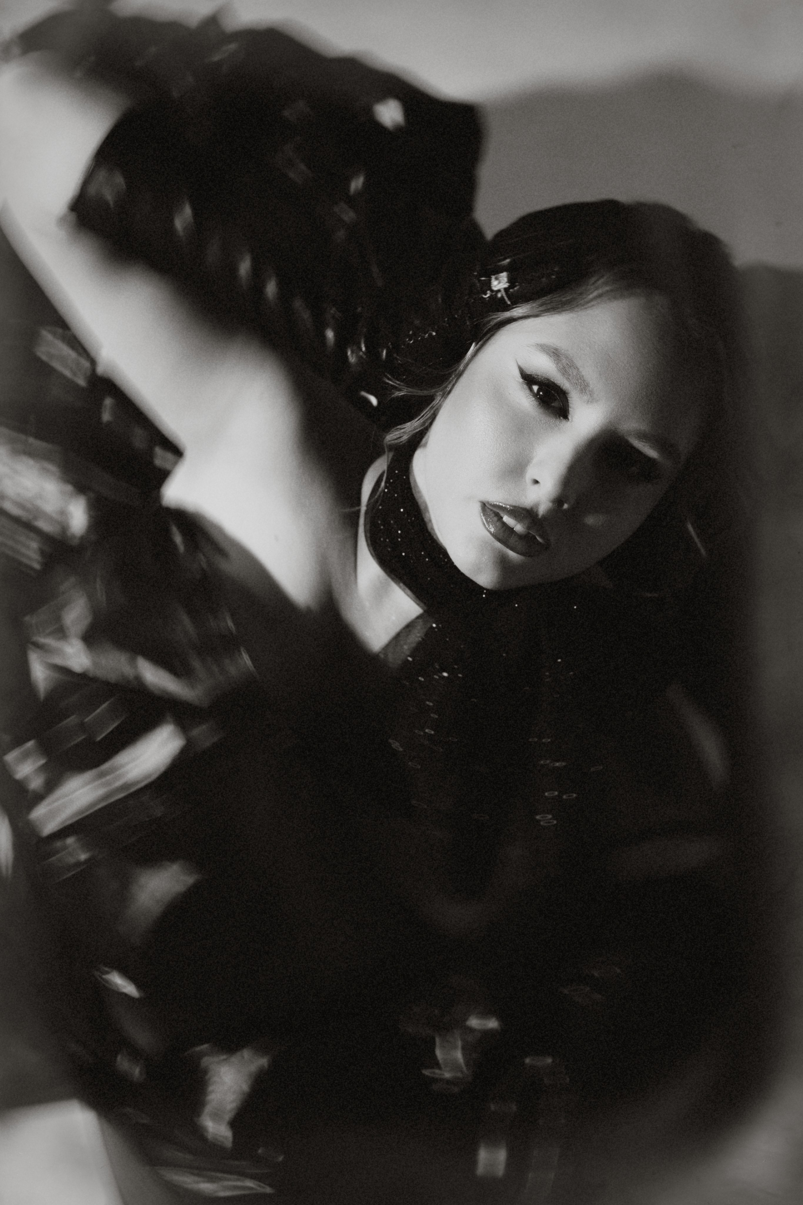 Креативная фотосессия в стиле высокой моды с использованием необычных материалов