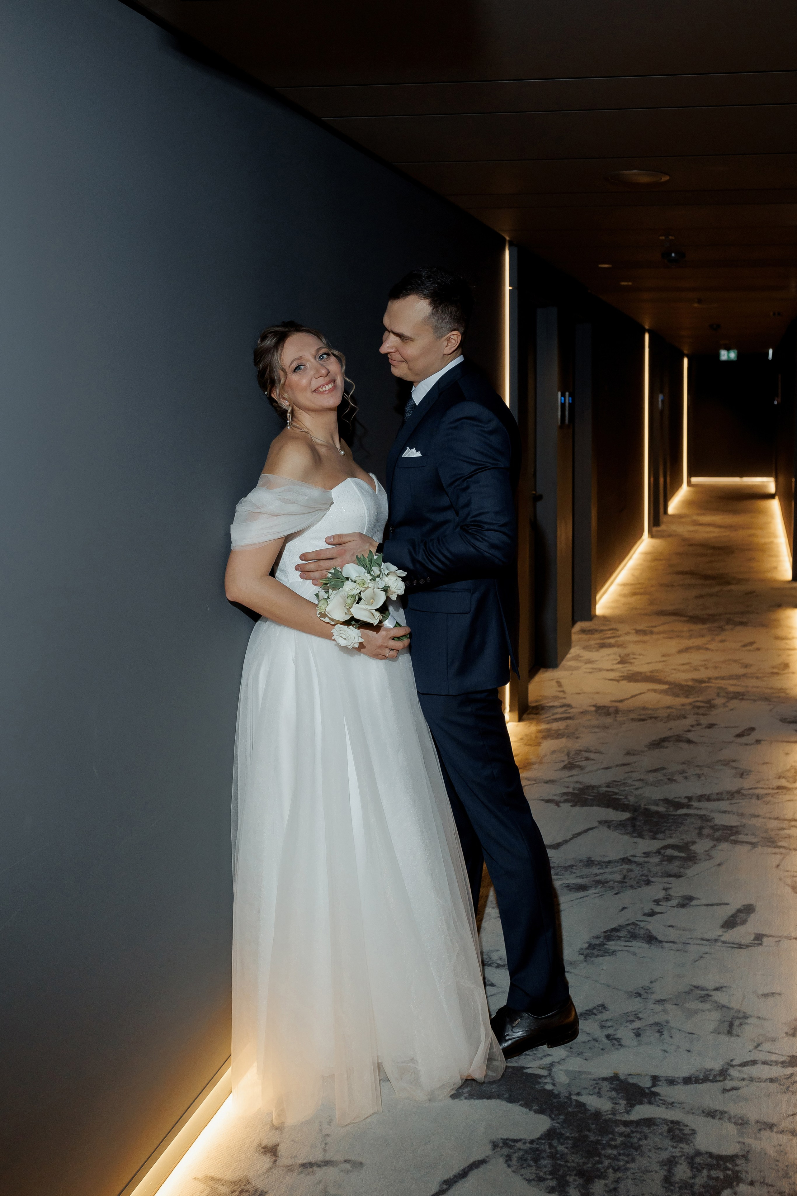 Свадебная фотосессия в отеле Movenpick Moscow Taganskaya. Свадебный фотограф в Москве Дарья Олендарёва