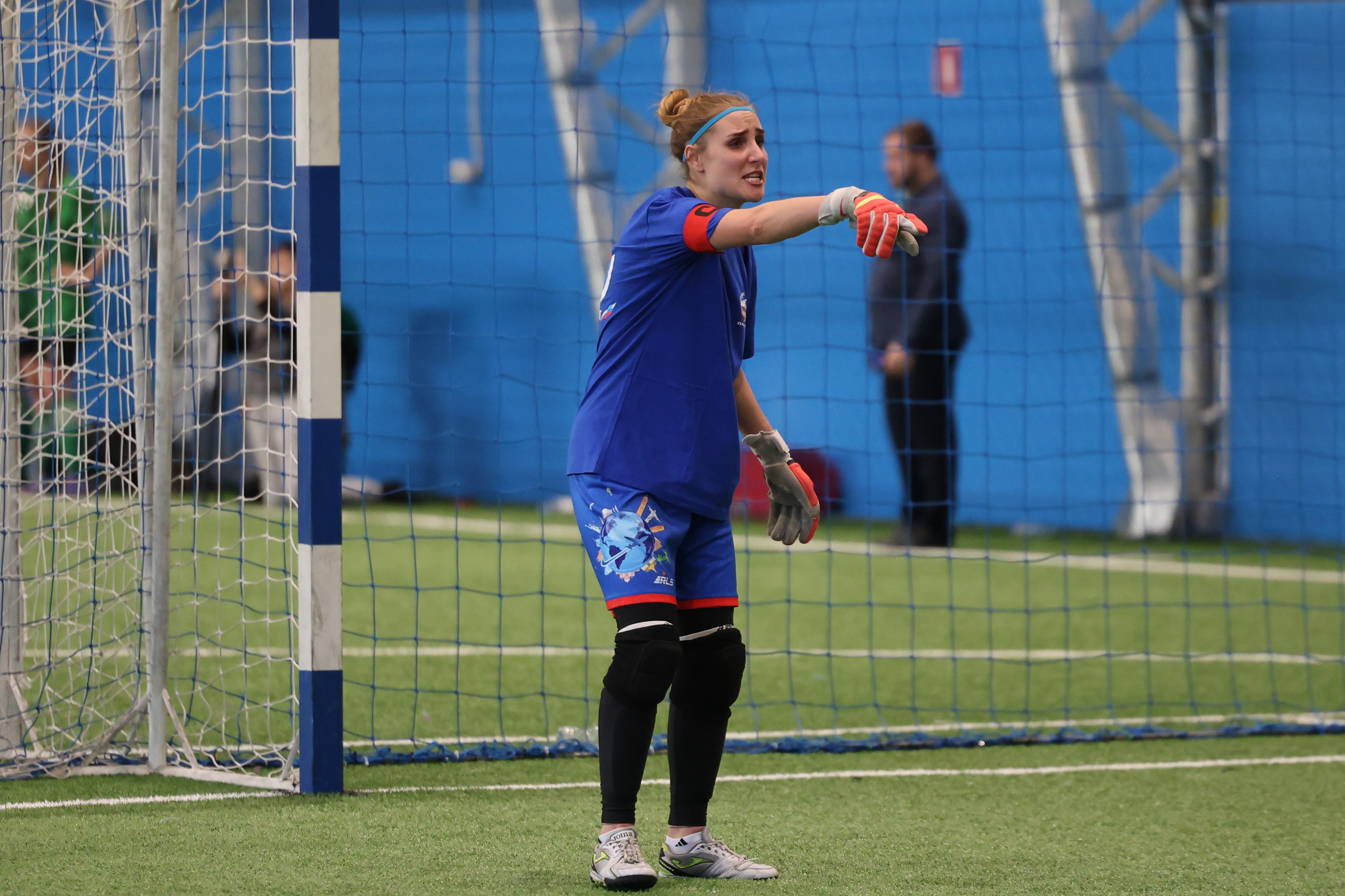 Вратарь женской футбольной команды руководит игрой