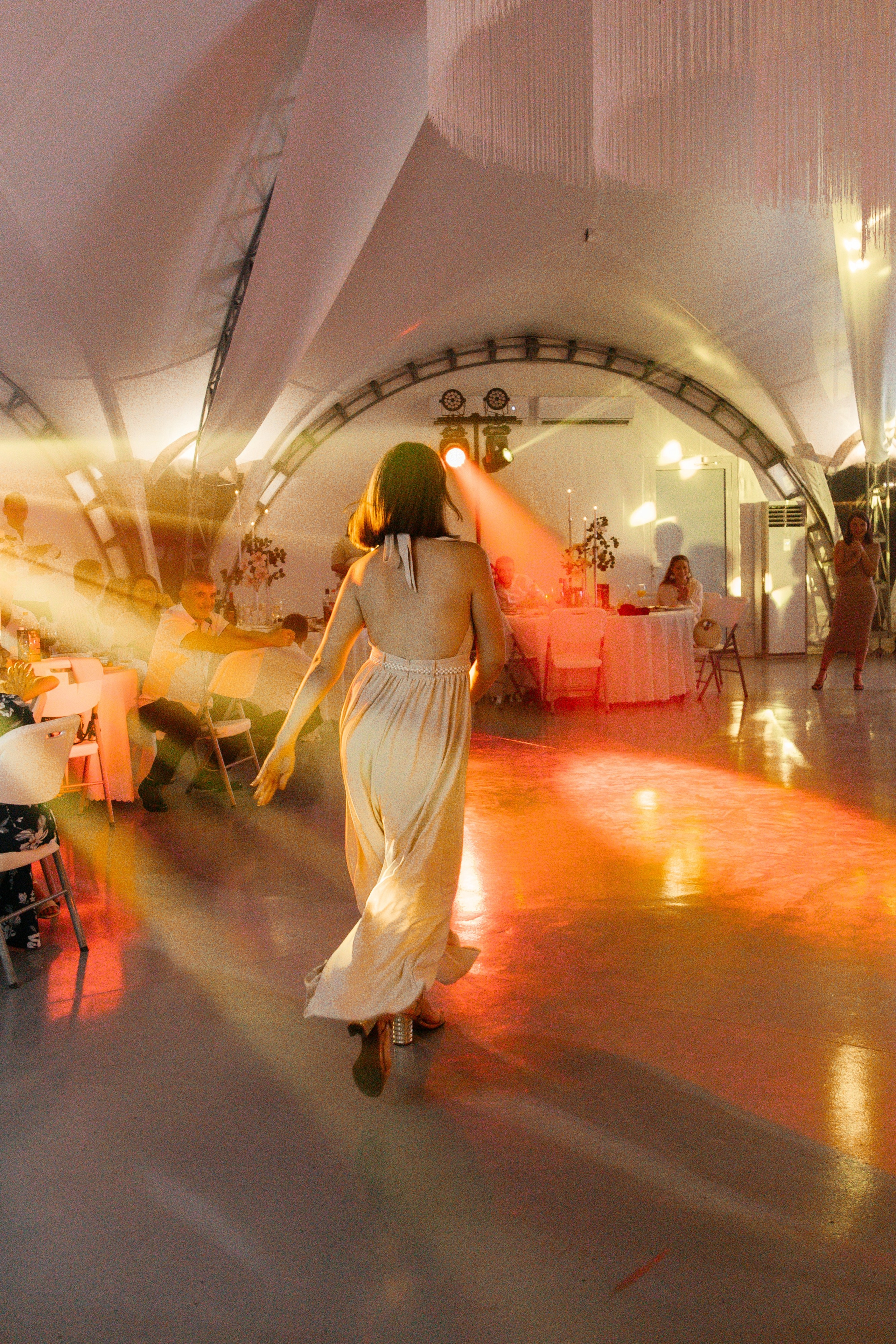 Я создаю профессиональные фотографии, которые сохраняют эмоции, детали и атмосферу вашего праздника. Свадебный фотограф во Владивостоке