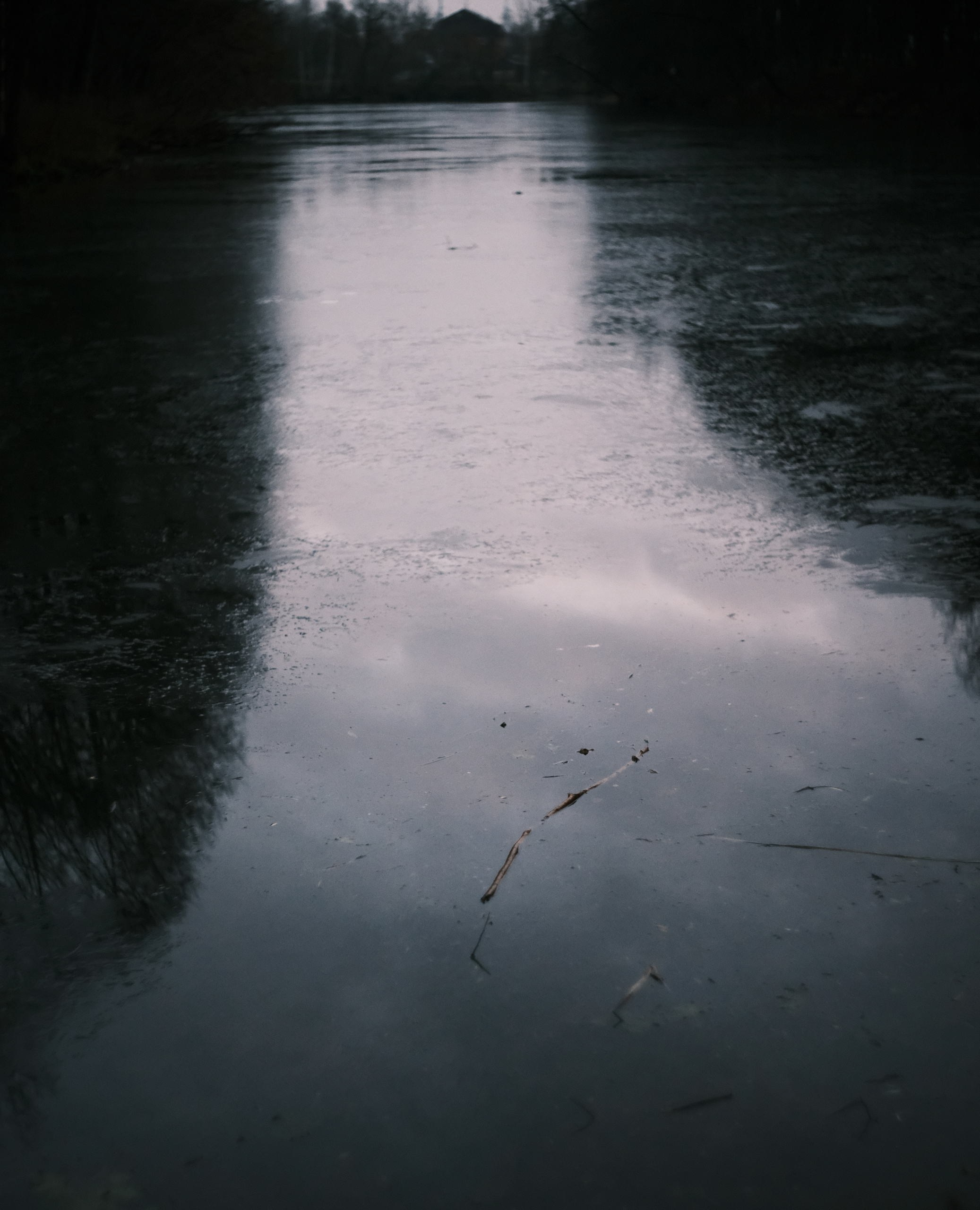 Большой пруд покрывается льдом