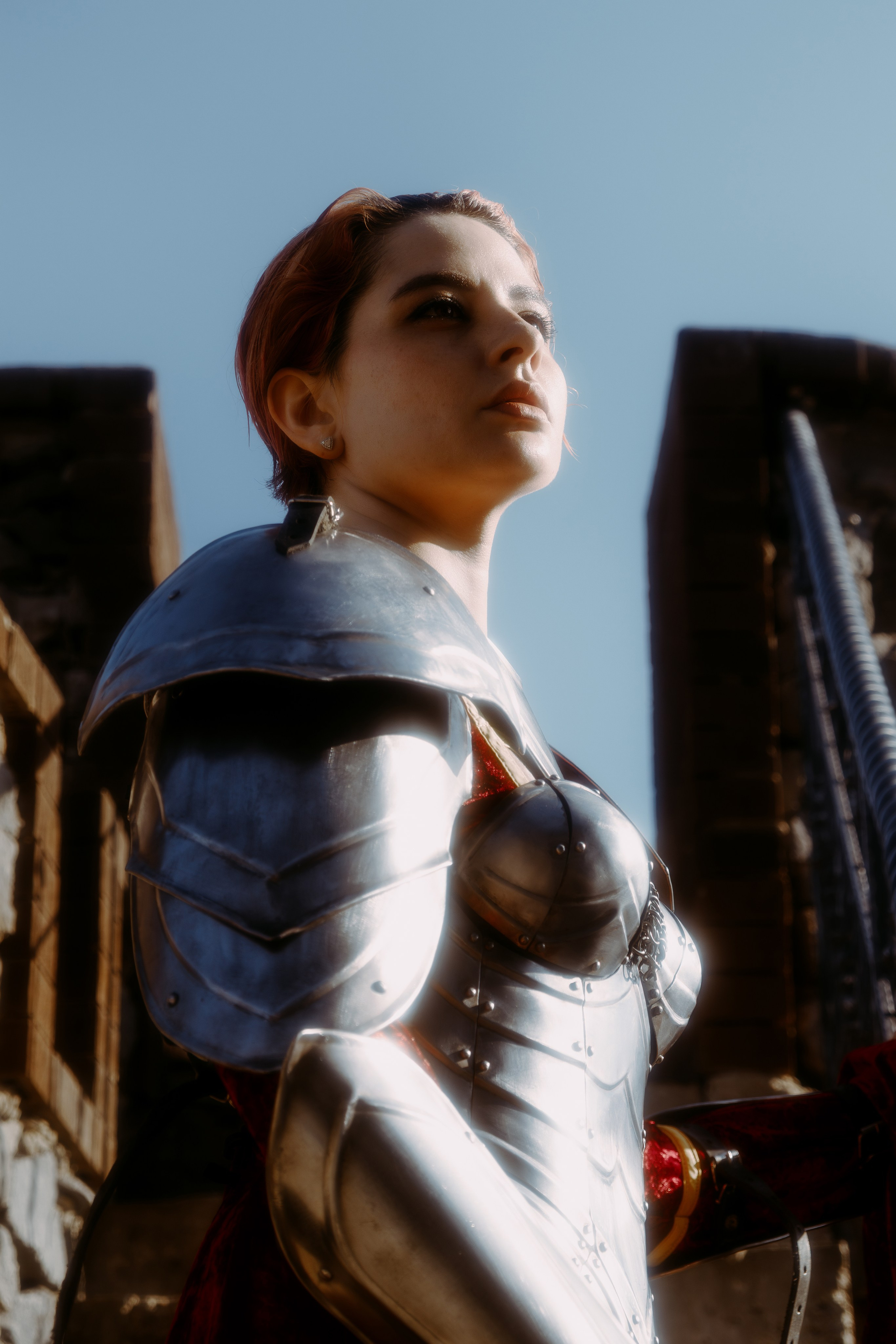 Портрет коротковолосой девушки в доспехах в рыцарском замке