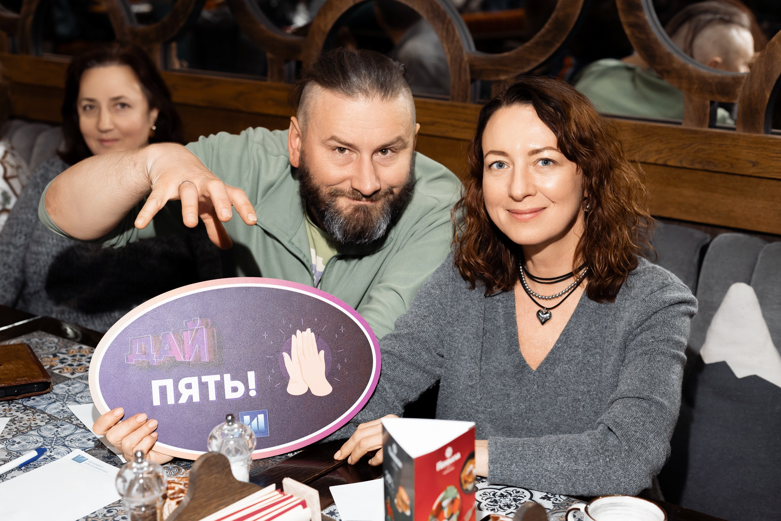 Репортажная фотосъемка квиз-шоу ЛИГА ИНДИГО в ресторане Пахвала. Фотограф в Санкт-Петербурге — Сергей Петров