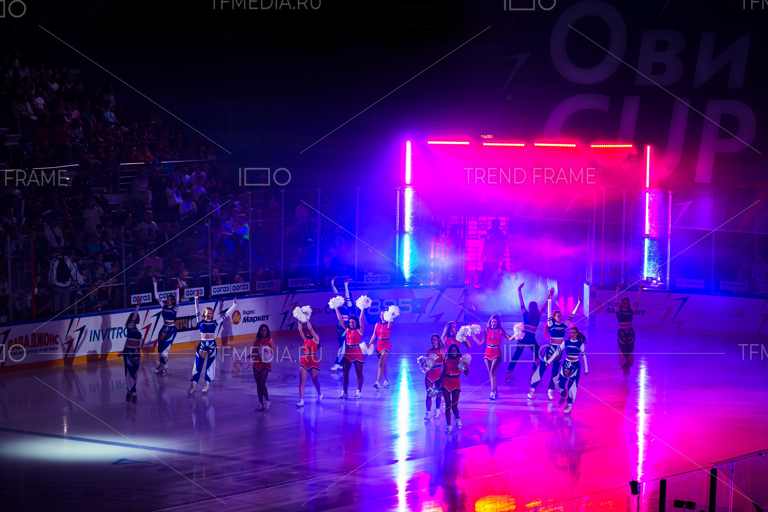 Финал Кубка Овечкина 2025 по хоккею в Мытищах — шоу на открытии с девушками-фигуристками и чирлидерами на льду, яркий свет и атмосфера праздника. Премиальные спортивные фото TrendFrame.