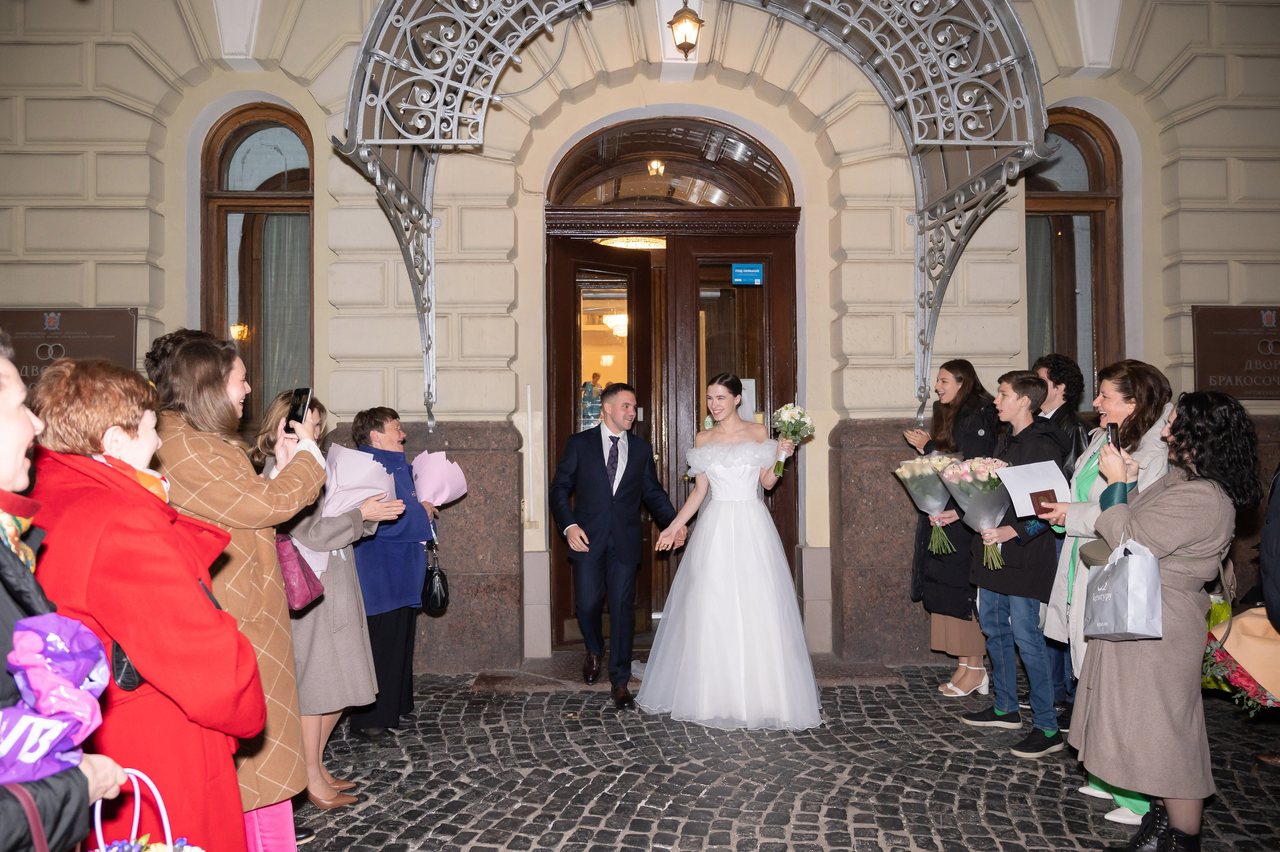 Осенняя великолепная свадебная прогулка жениха и невесты в октябре в Санкт-Петербурге в Михайловском парке и у Атлантов на Миллионной улице. Портретный, семейный и свадебный фотограф в Санкт-Петербурге и в Пушкине Ширяев Денис