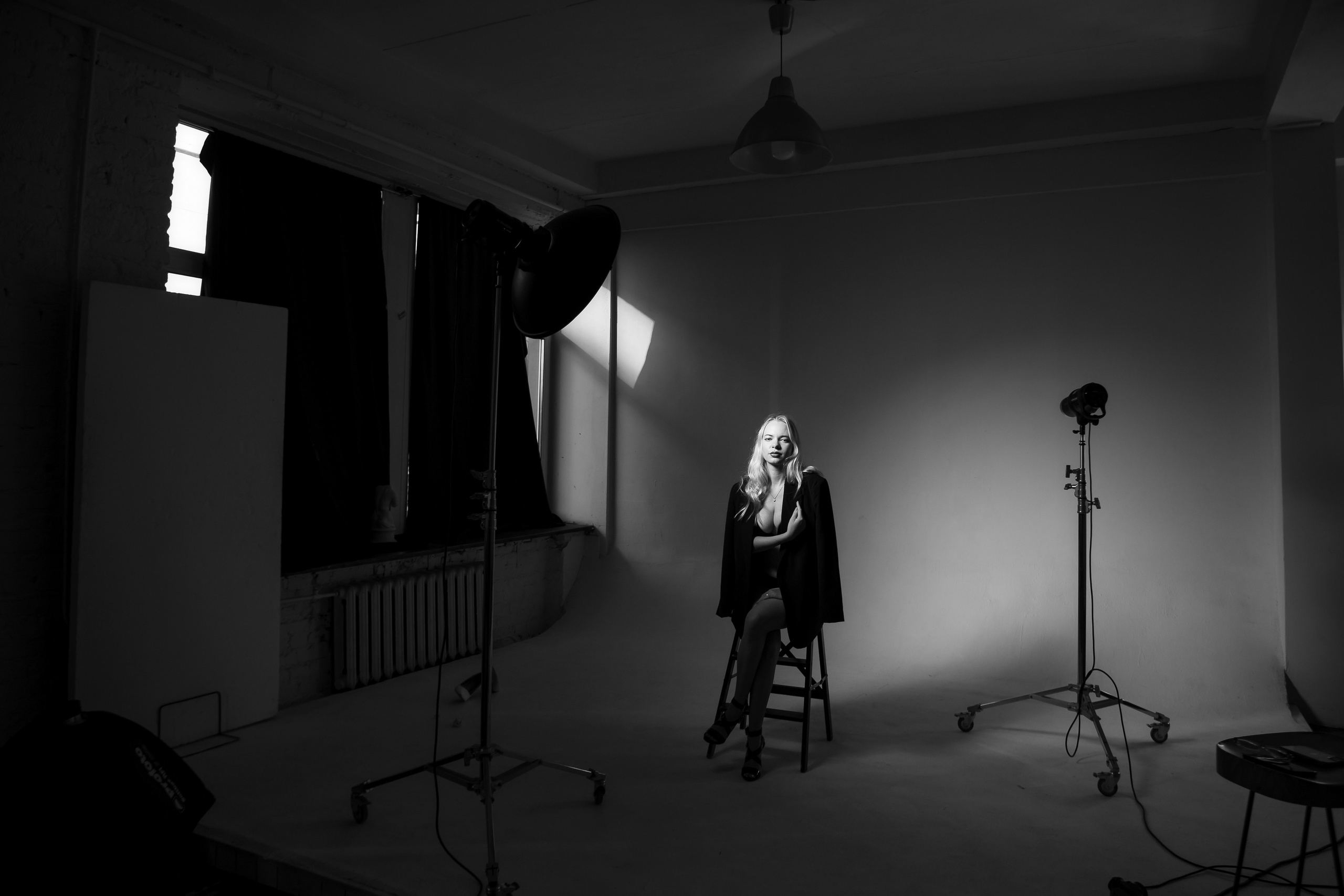 Девушки в черном жакете и коротком платье, пиджаке в студии, черно-белое фото, профессиональная фотосессия на циклораме. Фотограф в Москве. Женский портрет на белом фоне.Женский портрет на черном фоне. Черно-белая фотография. Фотосессия чб. Фотограф Валентина Чемерилова