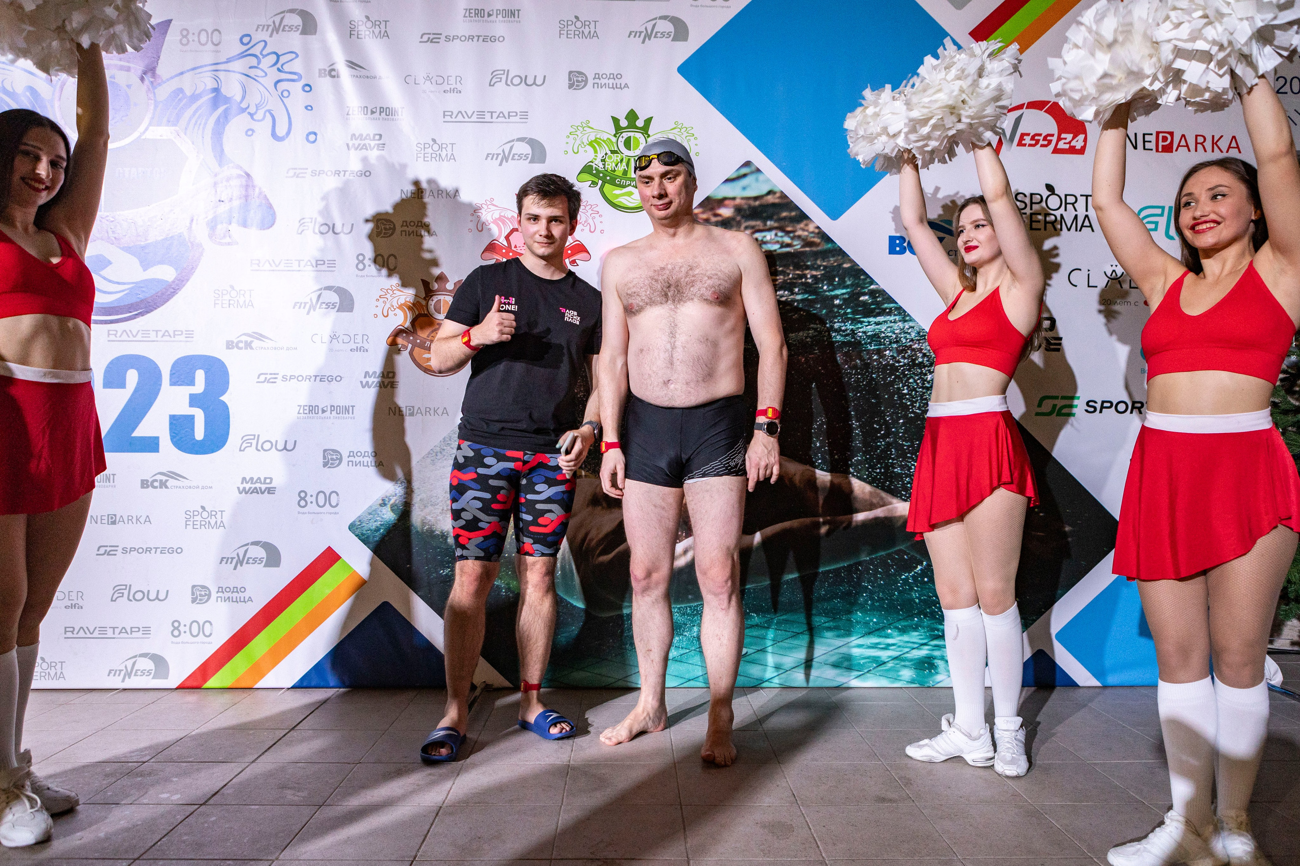 Парад участников. До старта 4 минуты. Плыву первый этап я. Макс пока разминается
