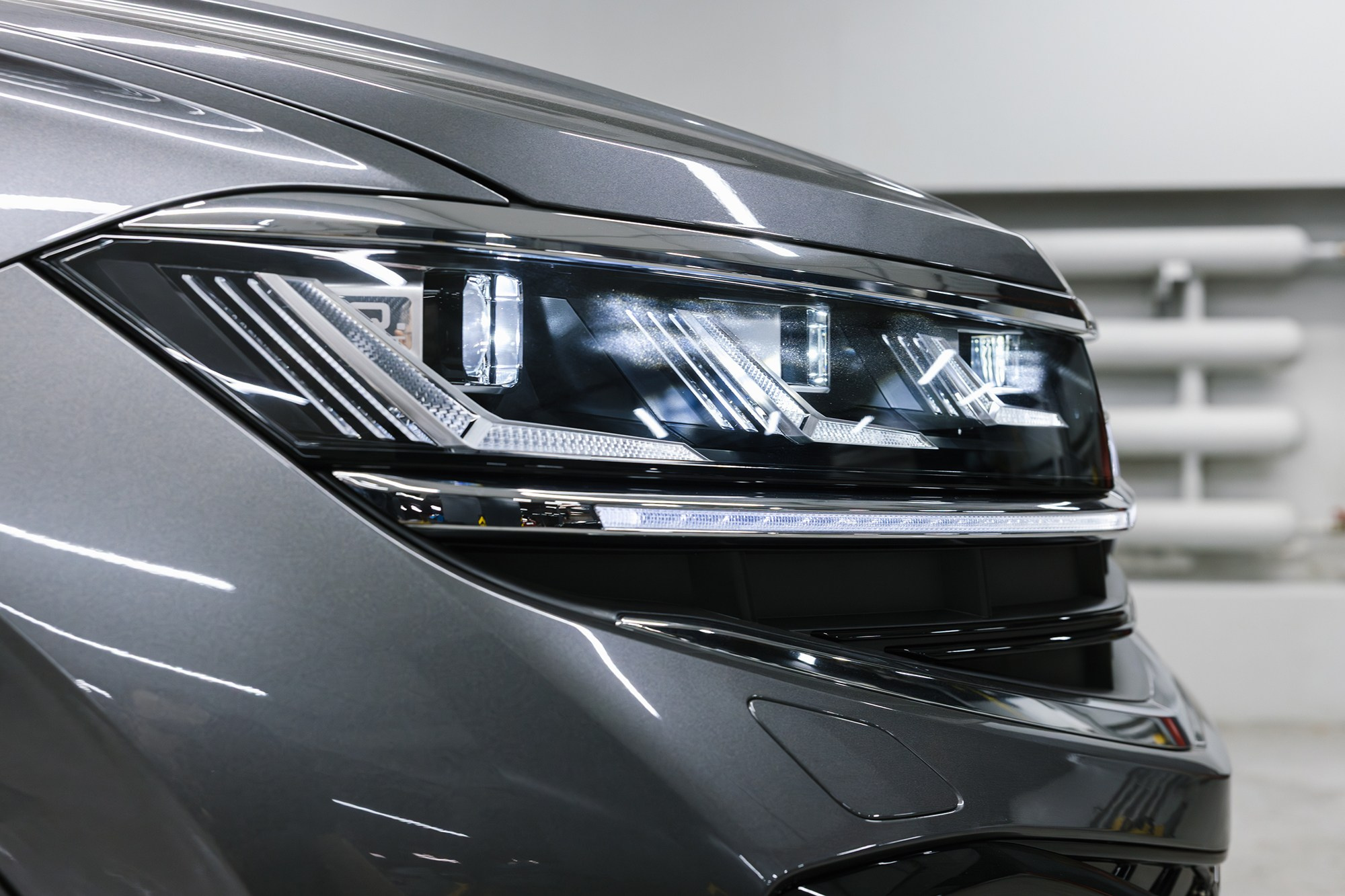 Volkswagen Touareg R-Line 2.0 TSI AT (265 л. с.). Автосалон «Х-Авто»