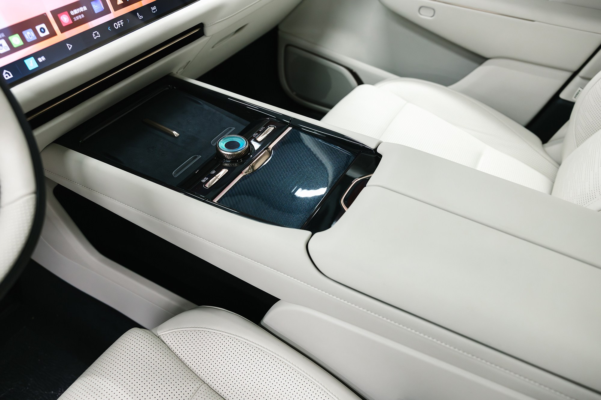 Lynk & Co 900 Ultra 2,0hyb 4WD AT (734 л. с.), 2025 г, 2,0 л бензин. Автосалон «Х-Авто»