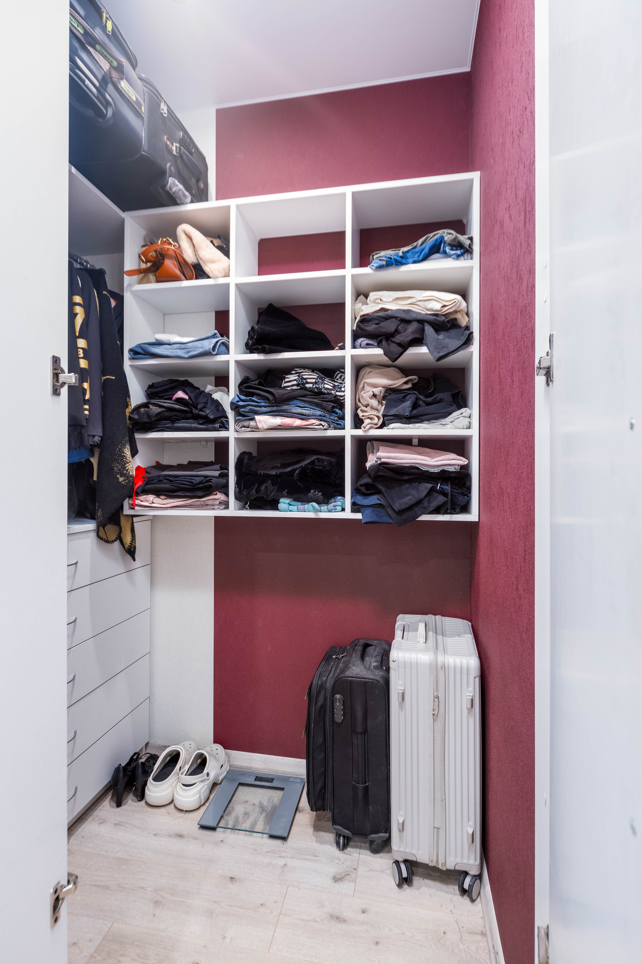 Гардероб в спальне в трехкомнатной квартире в Минск Мир