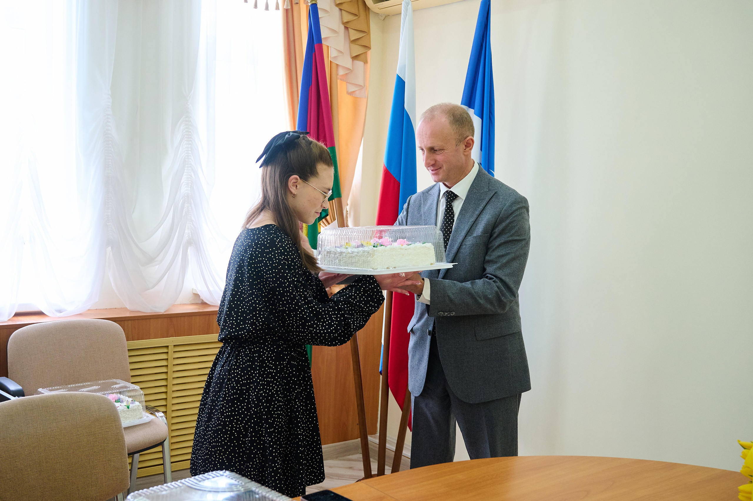 Поздравления девочкам Кабардинки от Главы округа Кялова Г.Е. Жизнь курорта Кабардинка в фотографиях