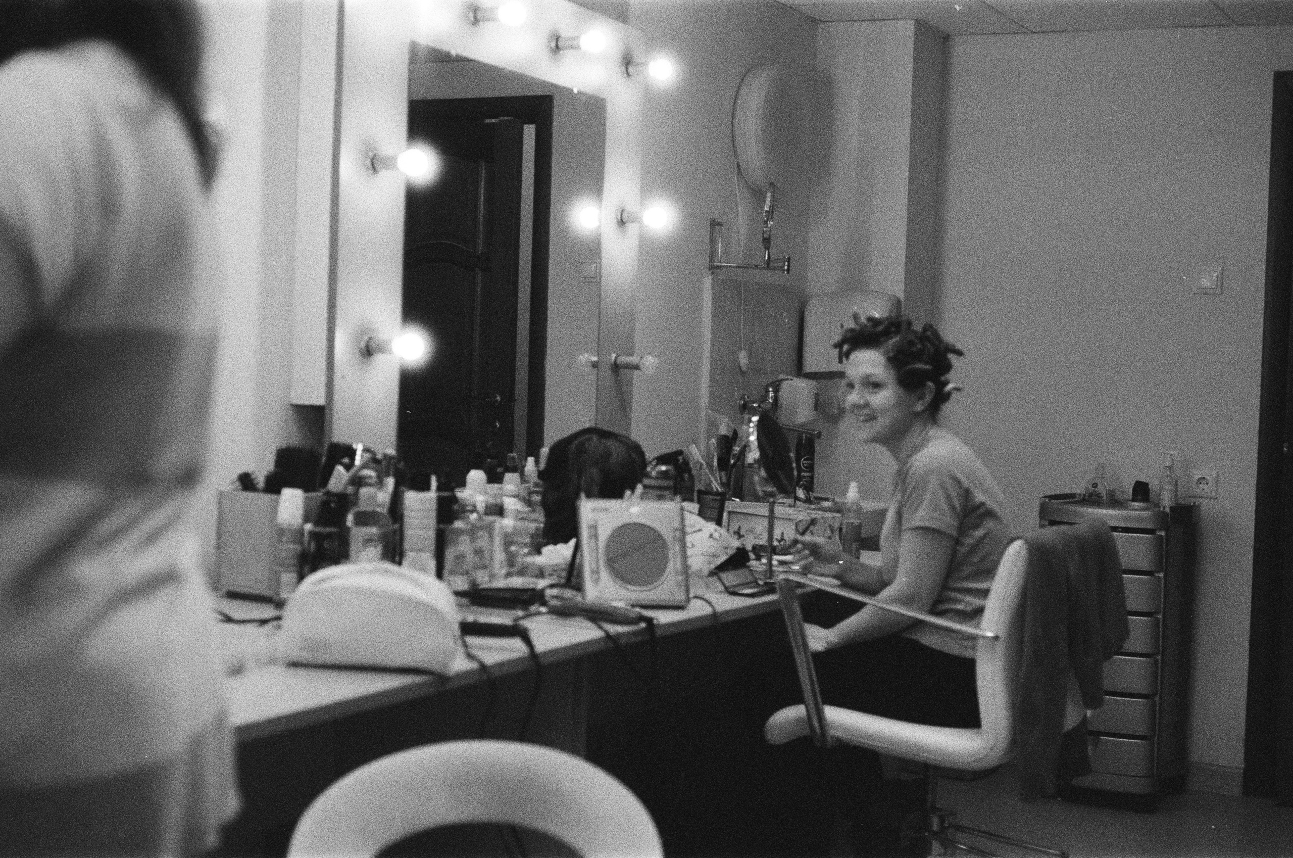 Фотосерия о магии театра и трансформации актёра: грим, костюмы, эмоции и визуальные метаморфозы на пути к сценическому образу. На фото — актёры Театра Стаса Намина и Мастерской Петра Фоменко. Фотограф: Ожерельев Лев