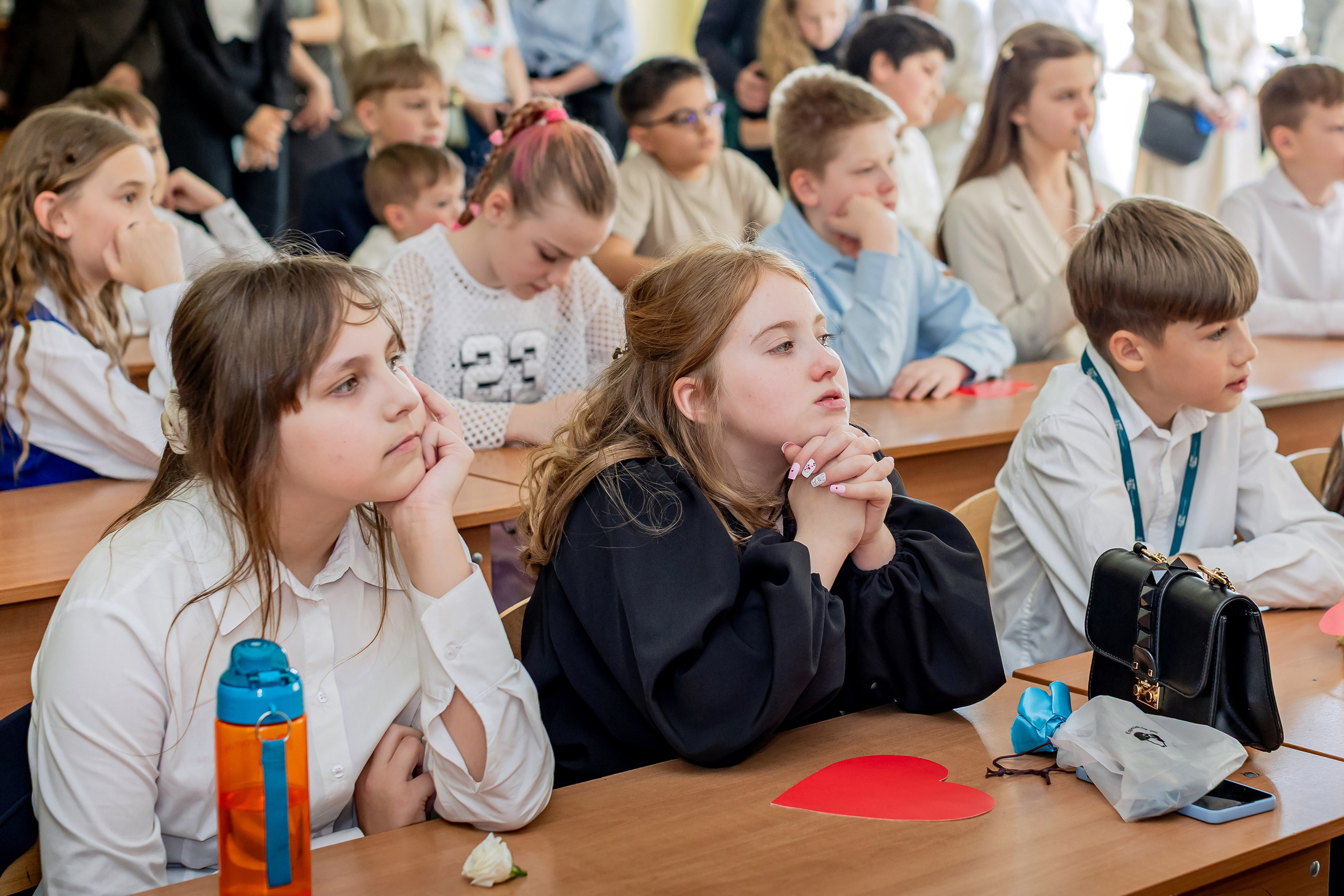 Выпускной в начальной школе в классе. Фотограф и видеограф Москва. Свадебный фотограф, видеограф. Выпускные альбомы. Оживающие альбомы