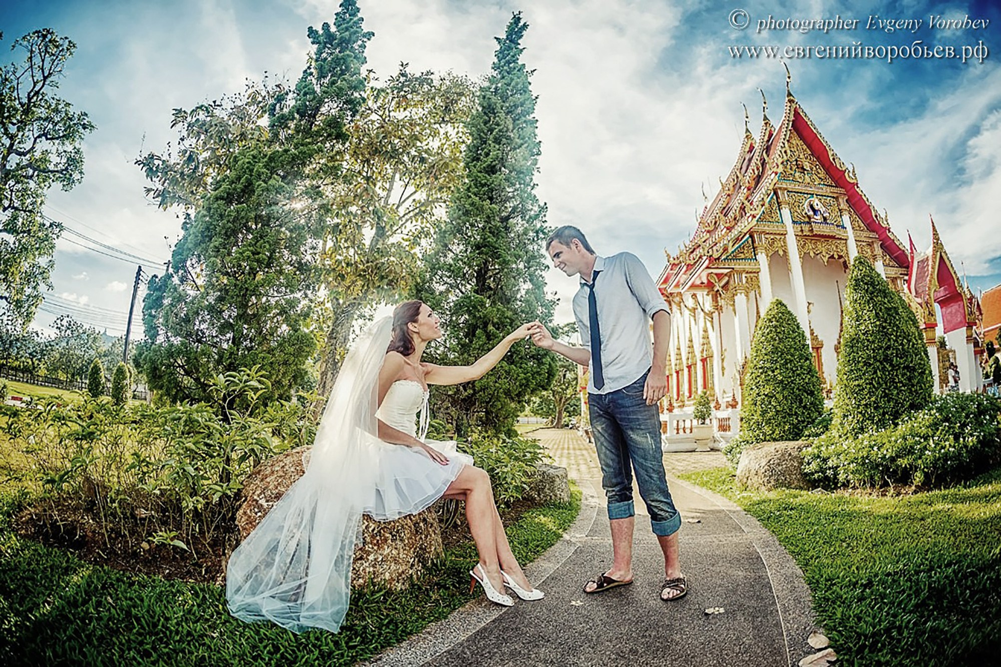 Свадебная фотосессия в буддистском храме Ват Чалонг на Пхукете фотограф свадьба лавстри Phuket идея место образ пример фото позы заказать свадебную фотосессию на Пхукете цена стоимость