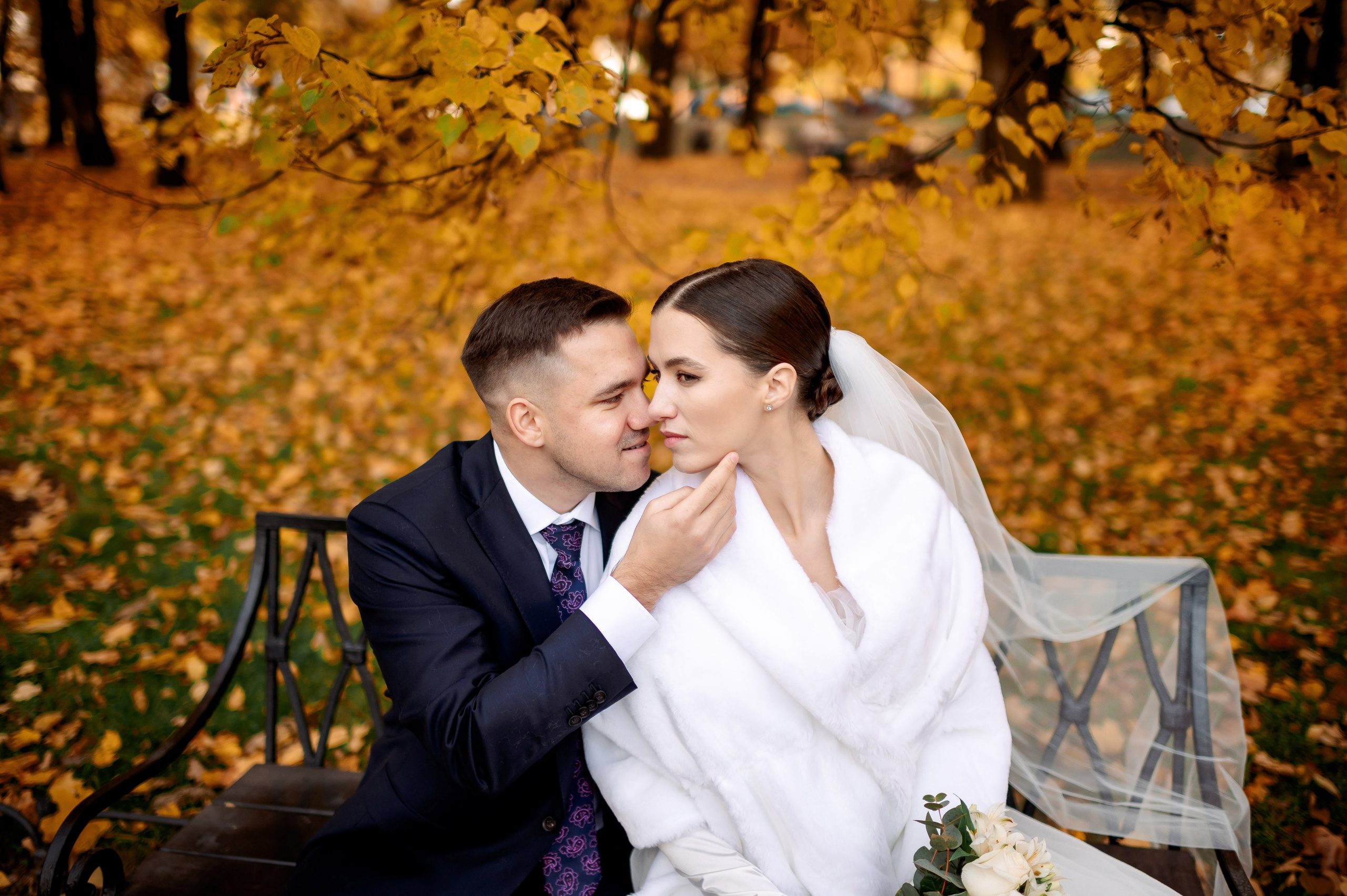 Осенняя великолепная свадебная прогулка жениха и невесты в октябре в Санкт-Петербурге в Михайловском парке и у Атлантов на Миллионной улице. Портретный, семейный и свадебный фотограф в Санкт-Петербурге и в Пушкине Ширяев Денис