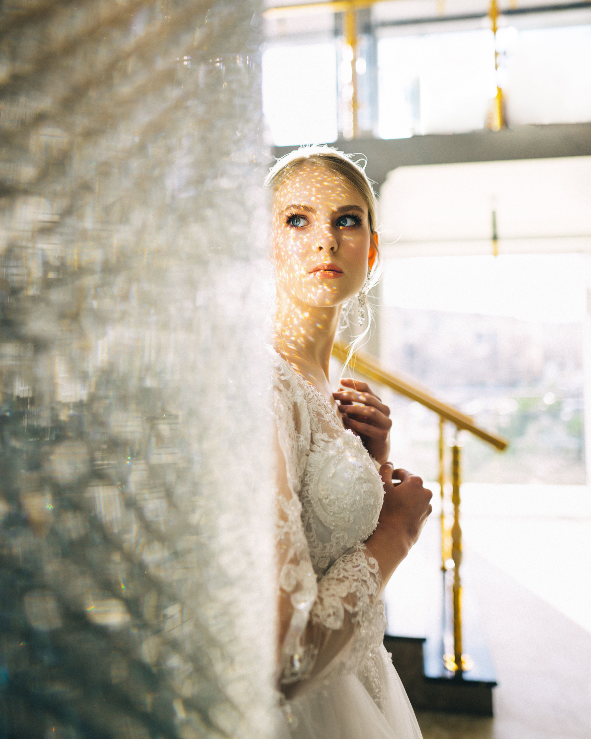 Фотосессия невесты в интерьере, солнечное фото