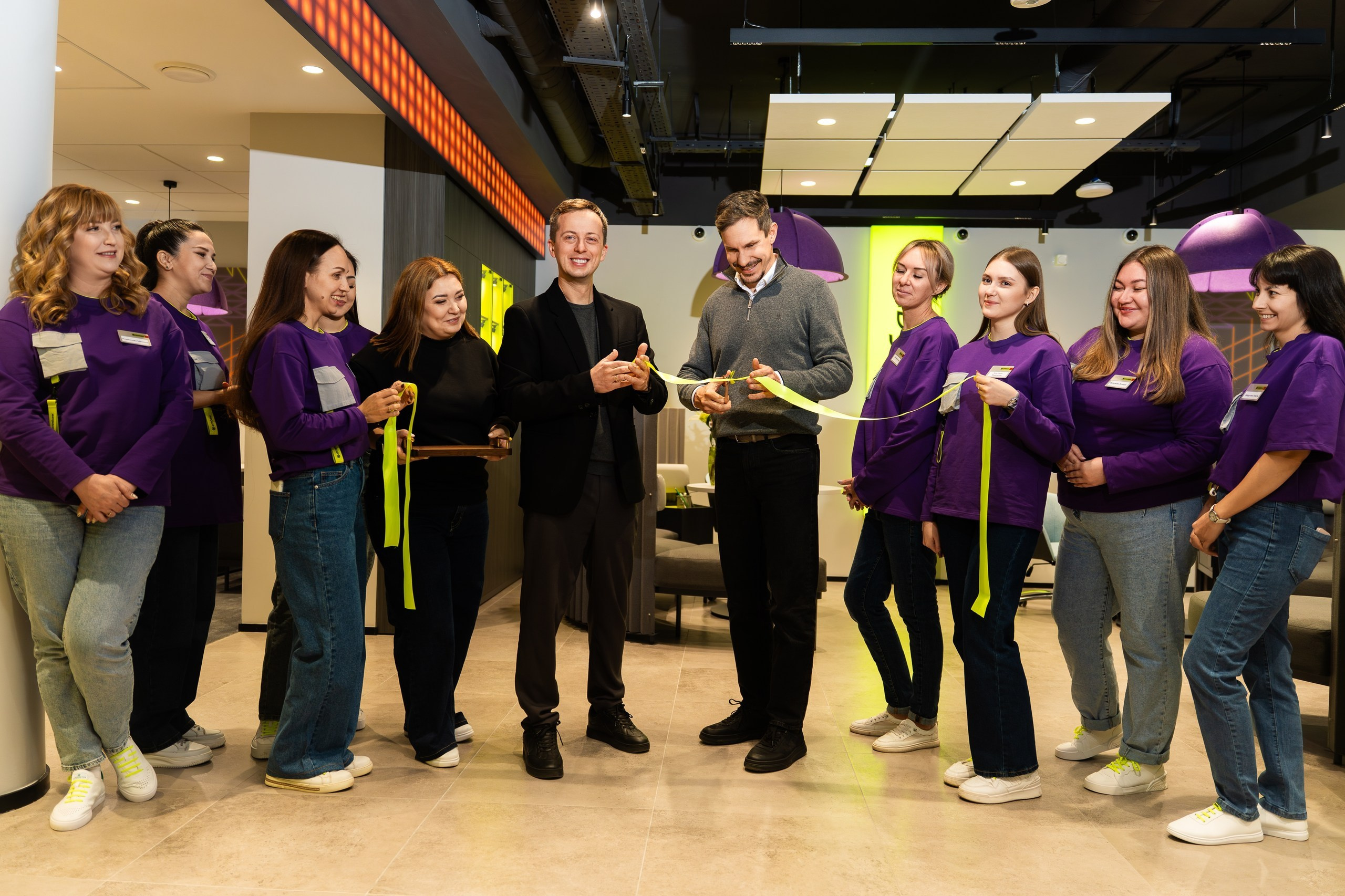 Открытие нового офиса ОТП Банка в Уфе — интерьер, сотрудники, ленточка