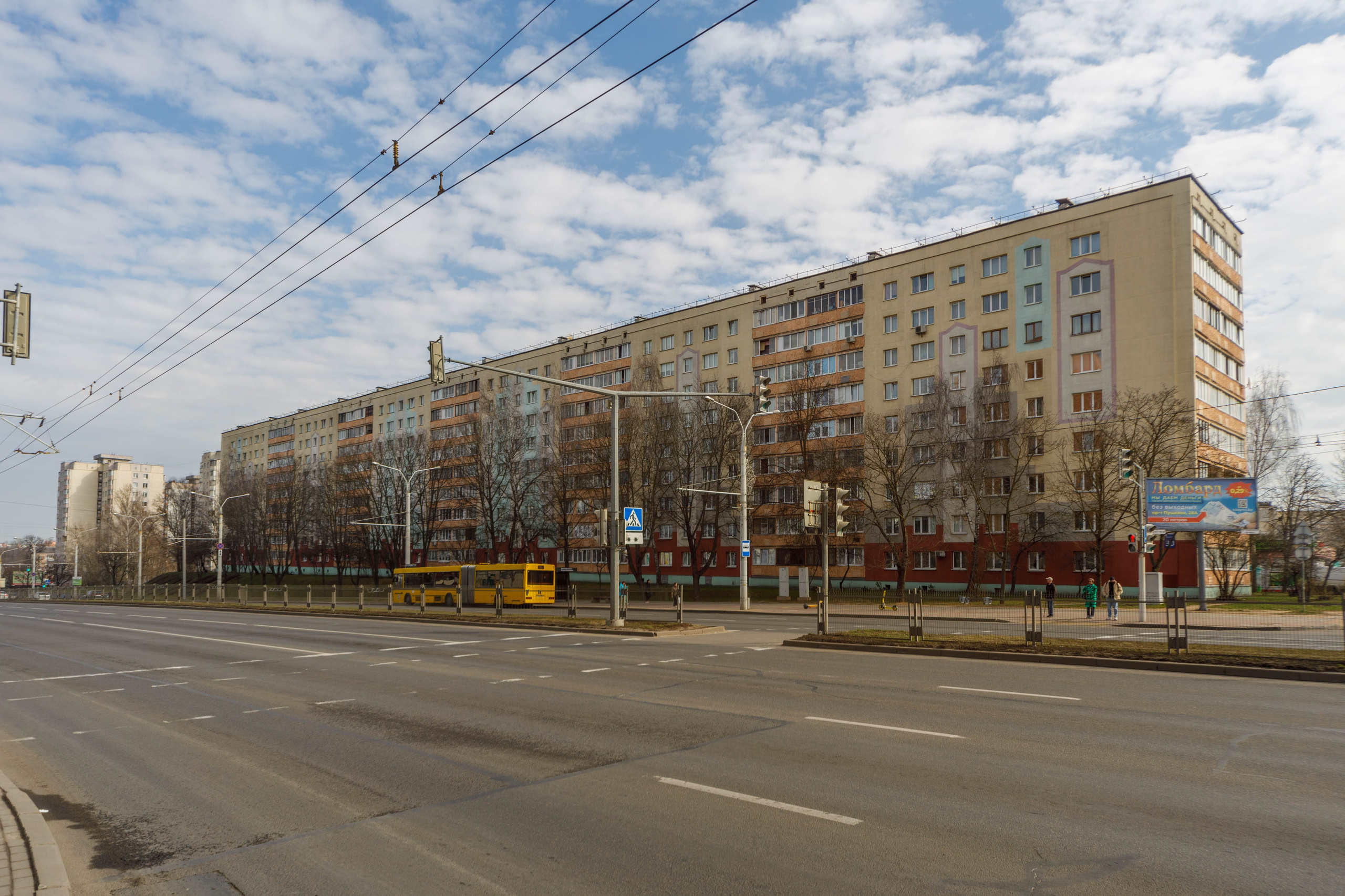 Девятиэтажный дом рядом с метро Пушкинская