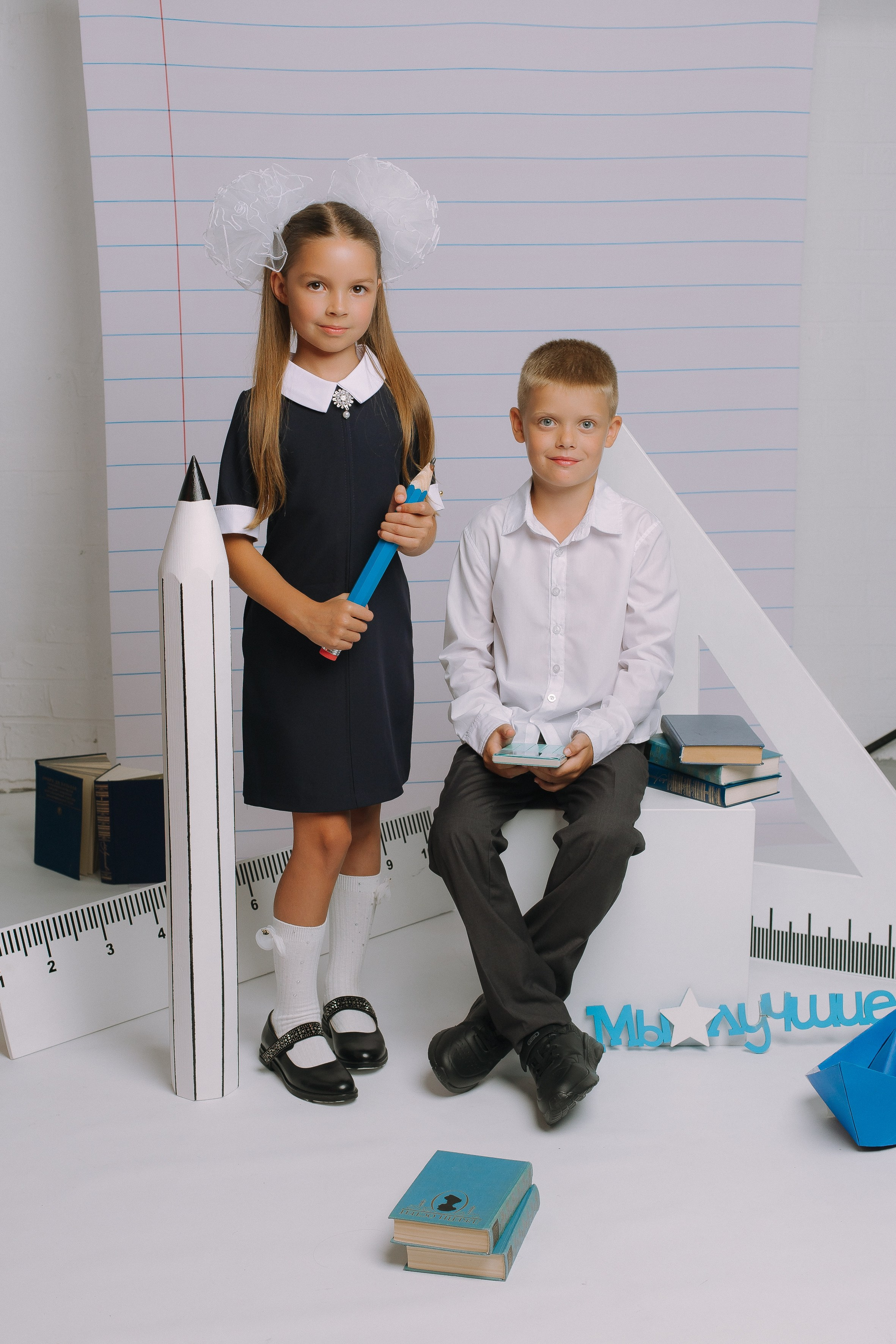 Студия- Портреты начальная школа (С реквизитом). Выпускные альбомы Натальи Бутко: Новороссийск, Анапа, Геленджик