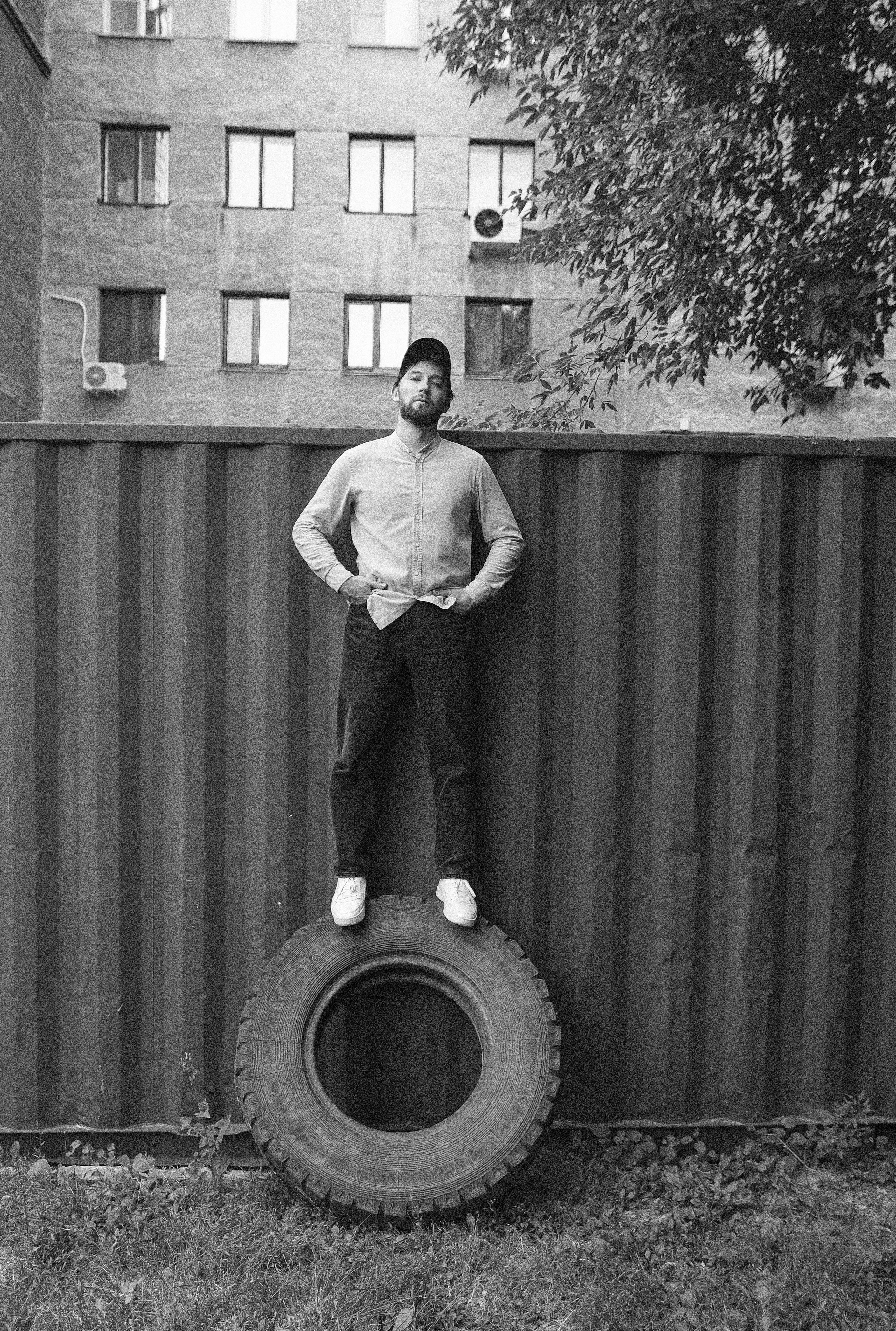 —Выходи, мы за гаражами!. Портретный фотограф в Новосибирске