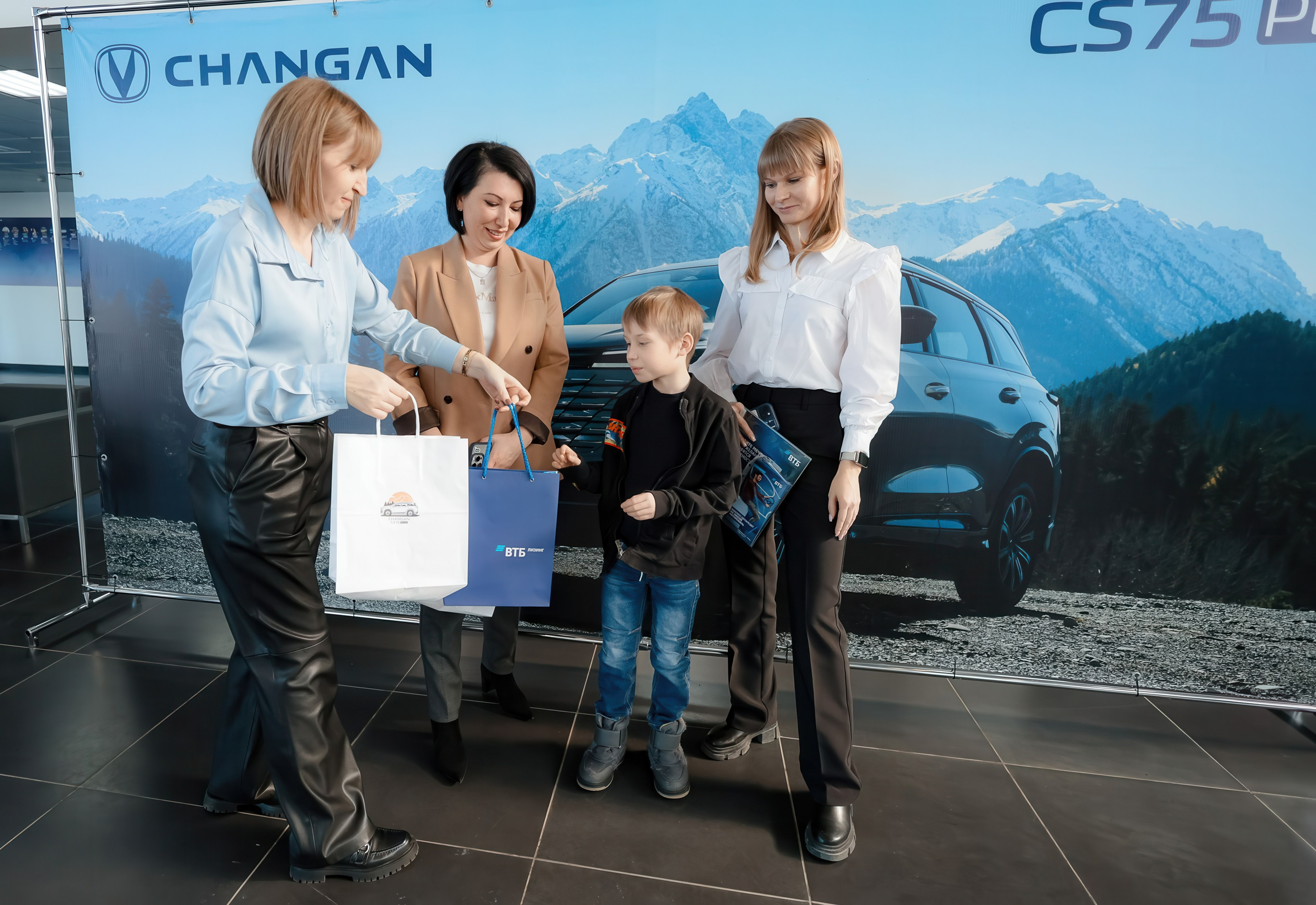 01.03 Автосалон-2000. Презентация нового ChanGan. Команда специалистов в мире фотографии и видео. Детский фотограф, семейный фотограф