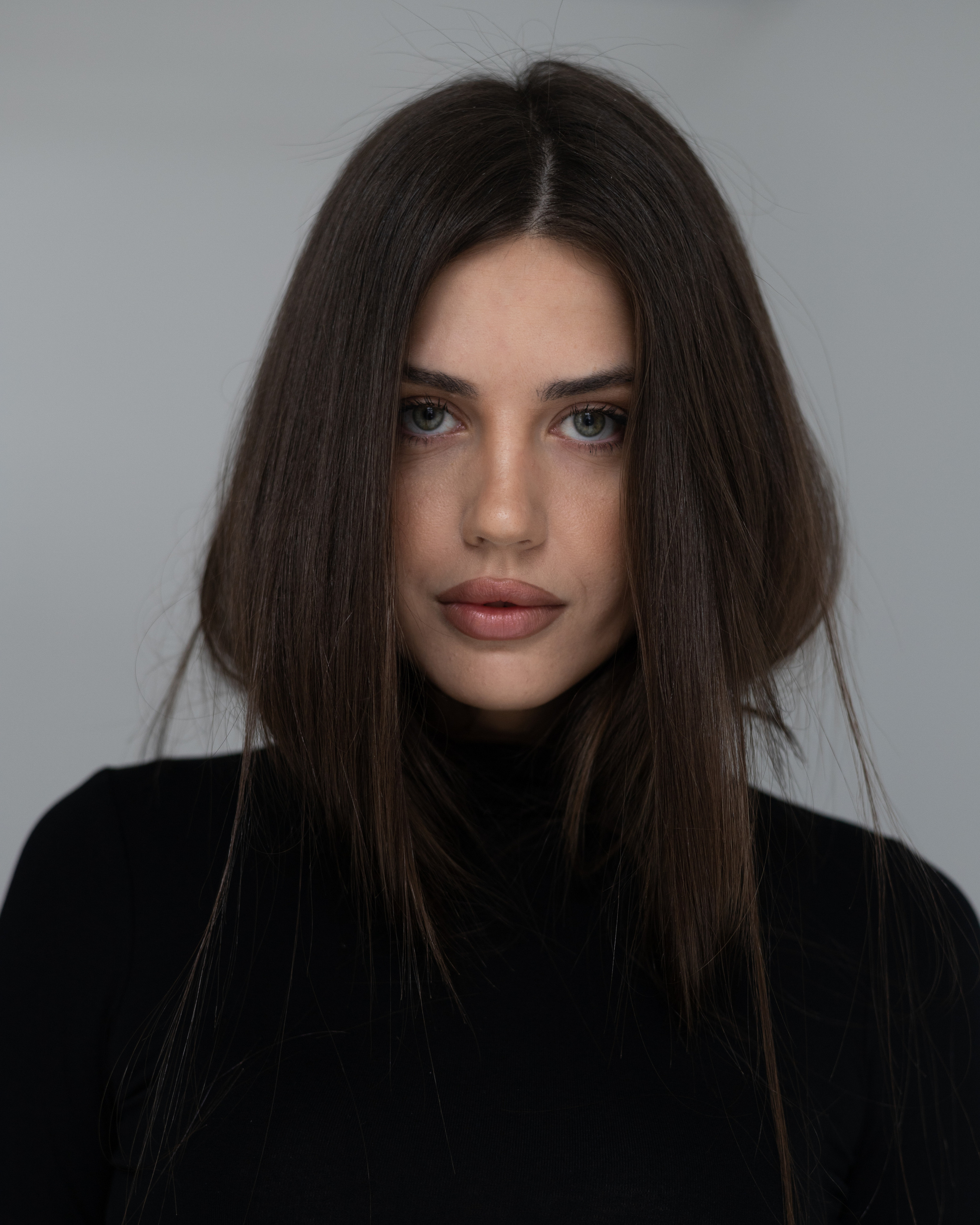 портретный снимок девушка в водолазке