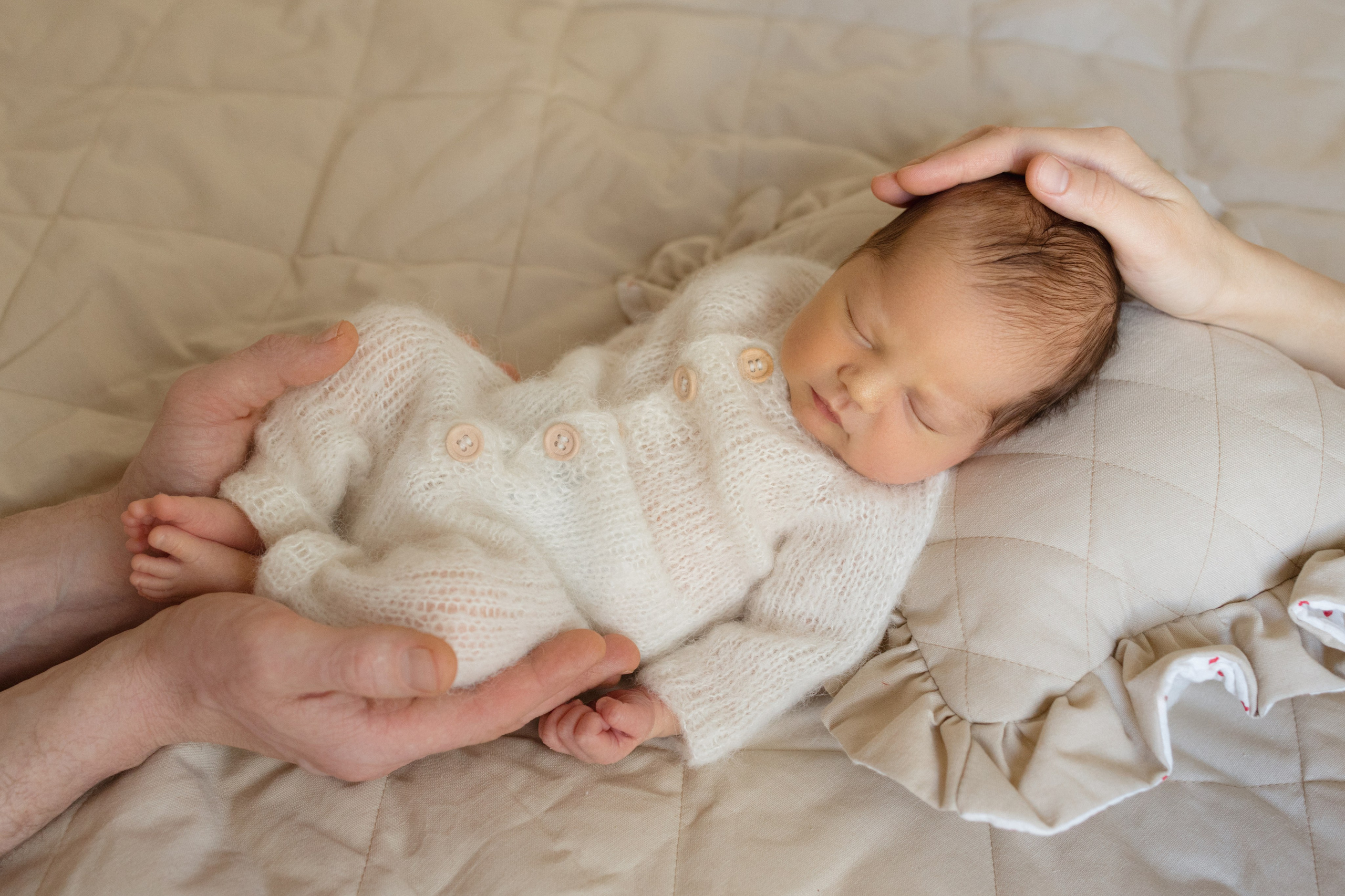 Мама, папа и малыш — первая семейная фотосессия на дому