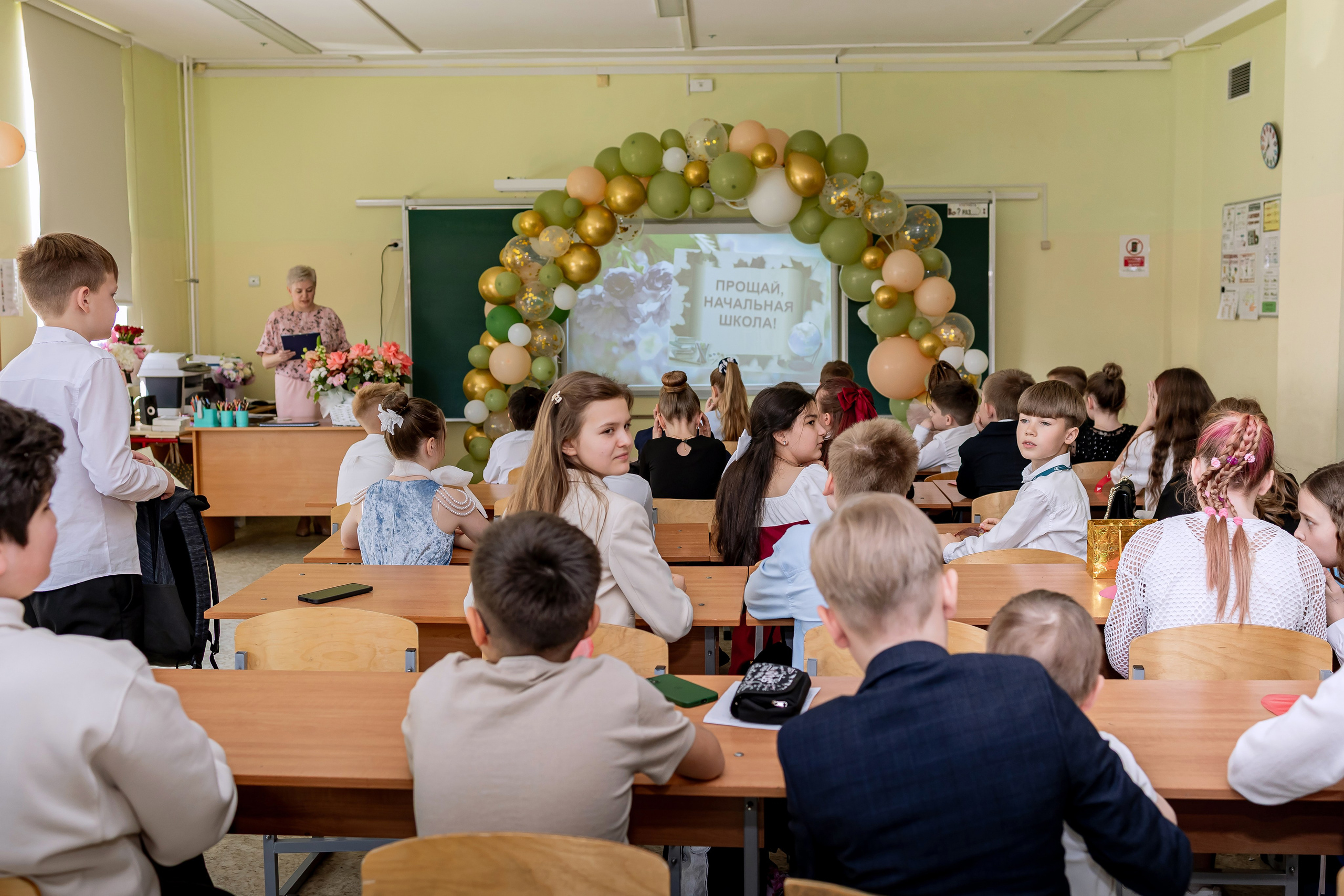 Выпускной в начальной школе в классе. Фотограф и видеограф Москва. Свадебный фотограф, видеограф. Выпускные альбомы. Оживающие альбомы