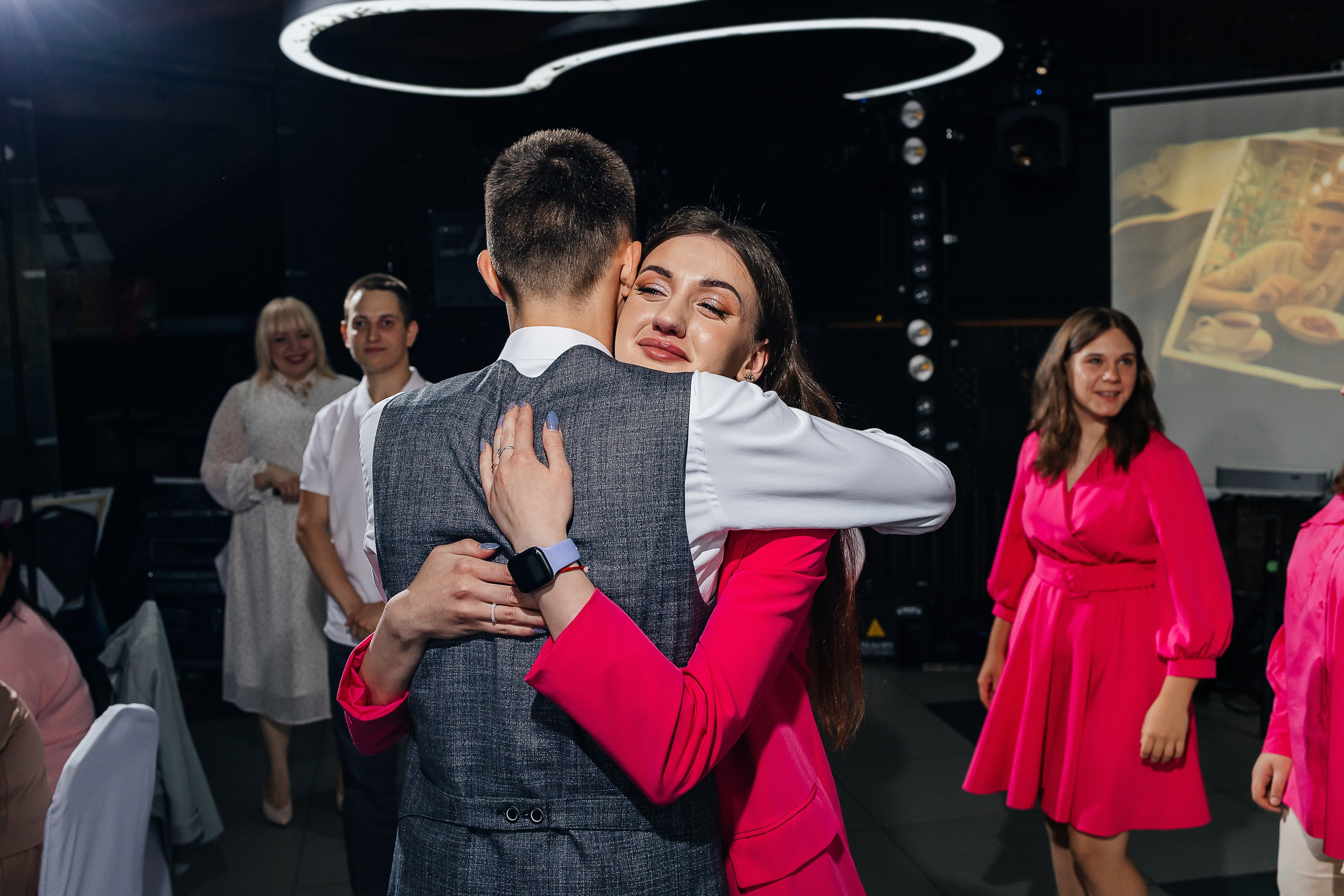 Чувственная первая встреча пары в отеле. Олег Сверчков | Свадебный фотограф Вологда