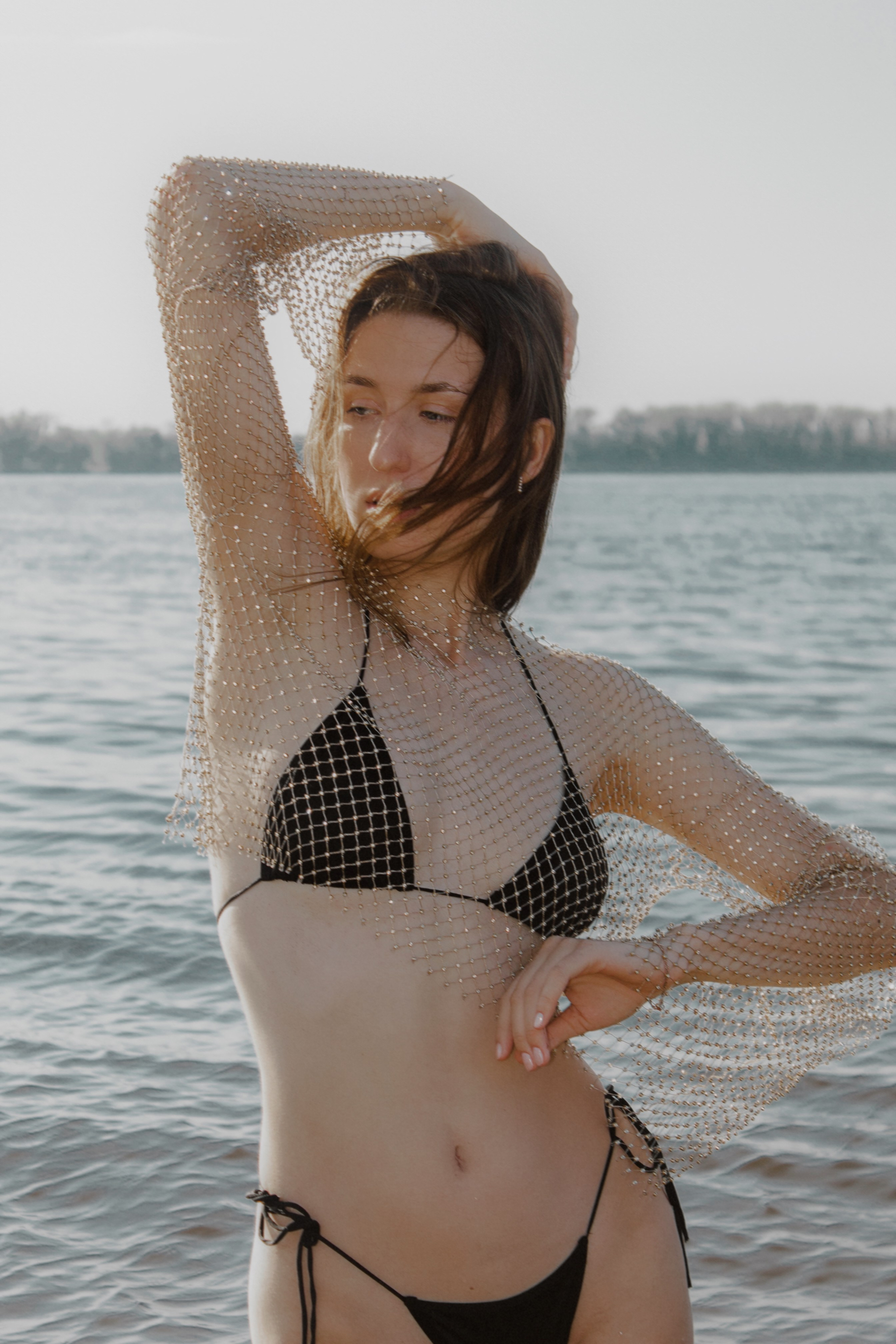 девушка в купальнике на фоне моря в солнечный день