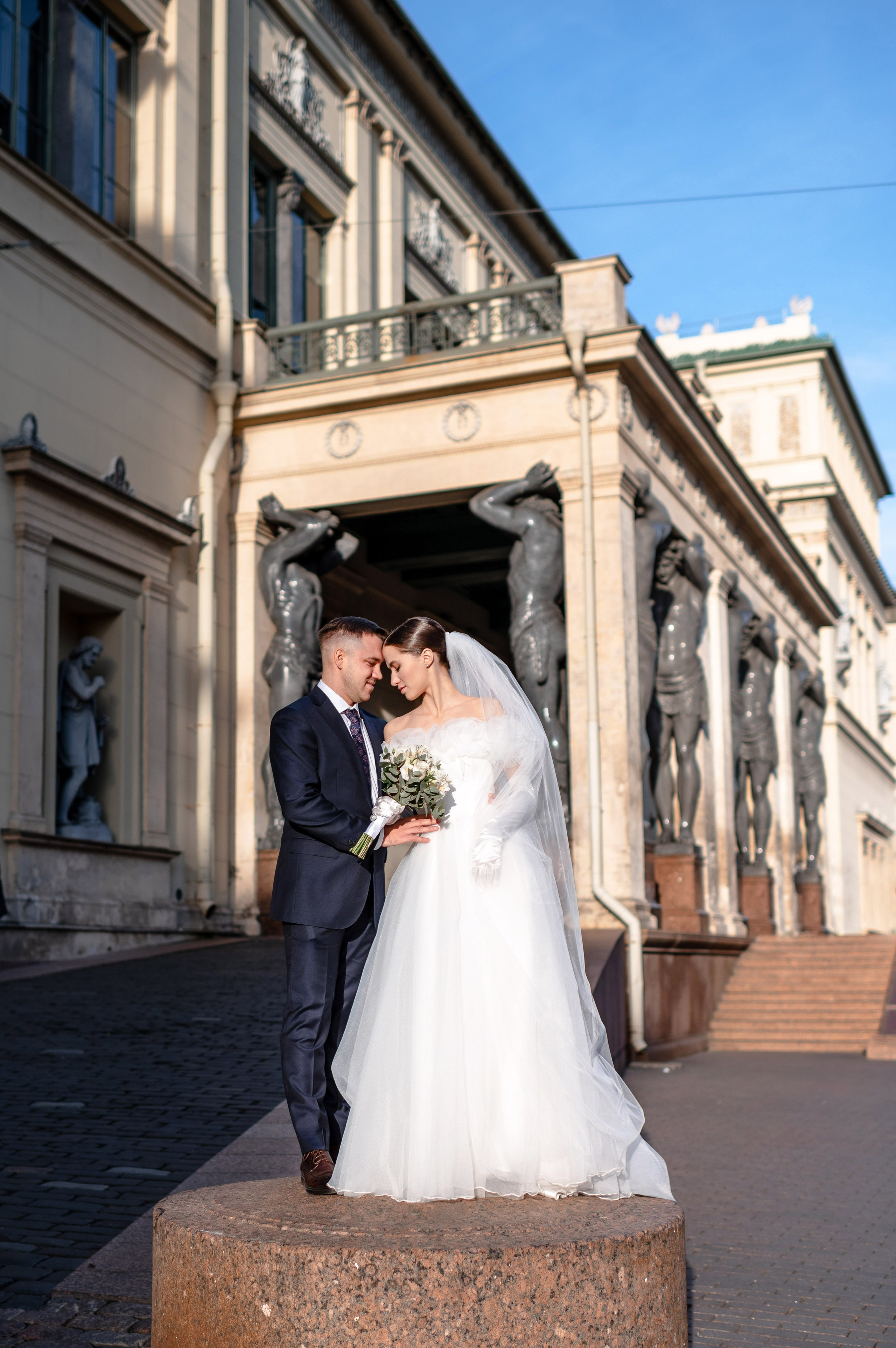 Осенняя великолепная свадебная прогулка жениха и невесты в октябре в Санкт-Петербурге в Михайловском парке и у Атлантов на Миллионной улице. Портретный, семейный и свадебный фотограф в Санкт-Петербурге и в Пушкине Ширяев Денис