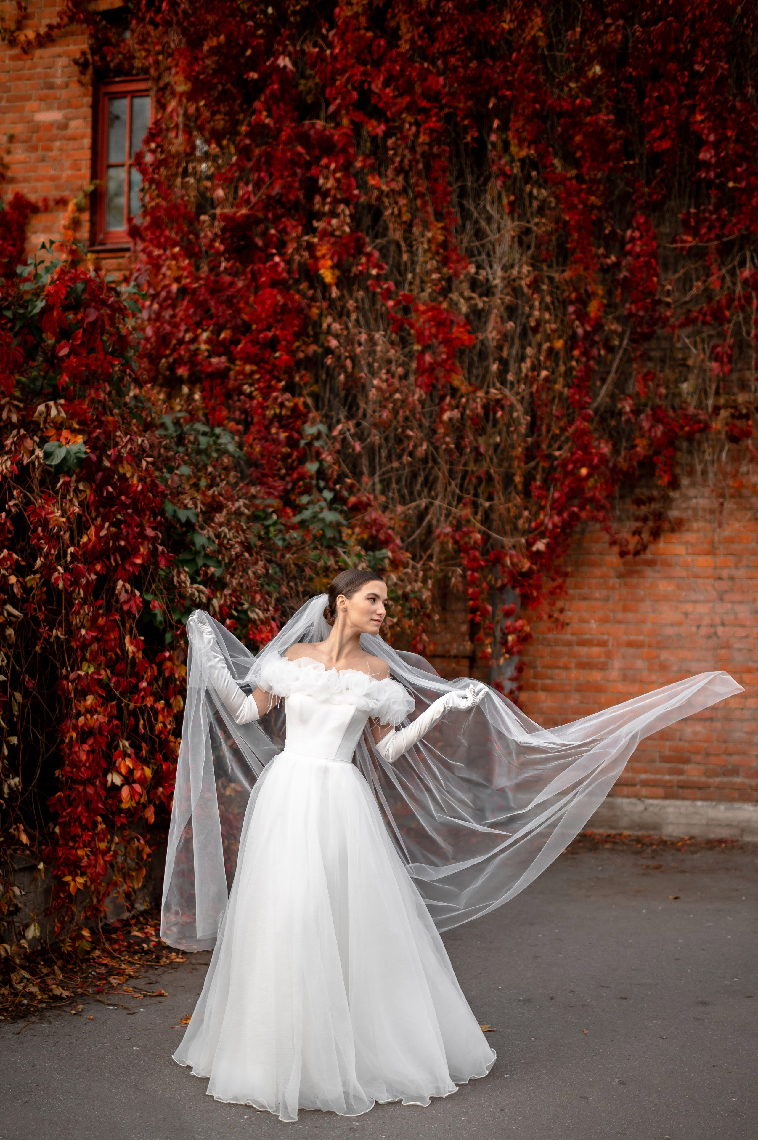 Осенняя великолепная свадебная прогулка жениха и невесты в октябре в Санкт-Петербурге в Михайловском парке и у Атлантов на Миллионной улице. Портретный, семейный и свадебный фотограф в Санкт-Петербурге и в Пушкине Ширяев Денис