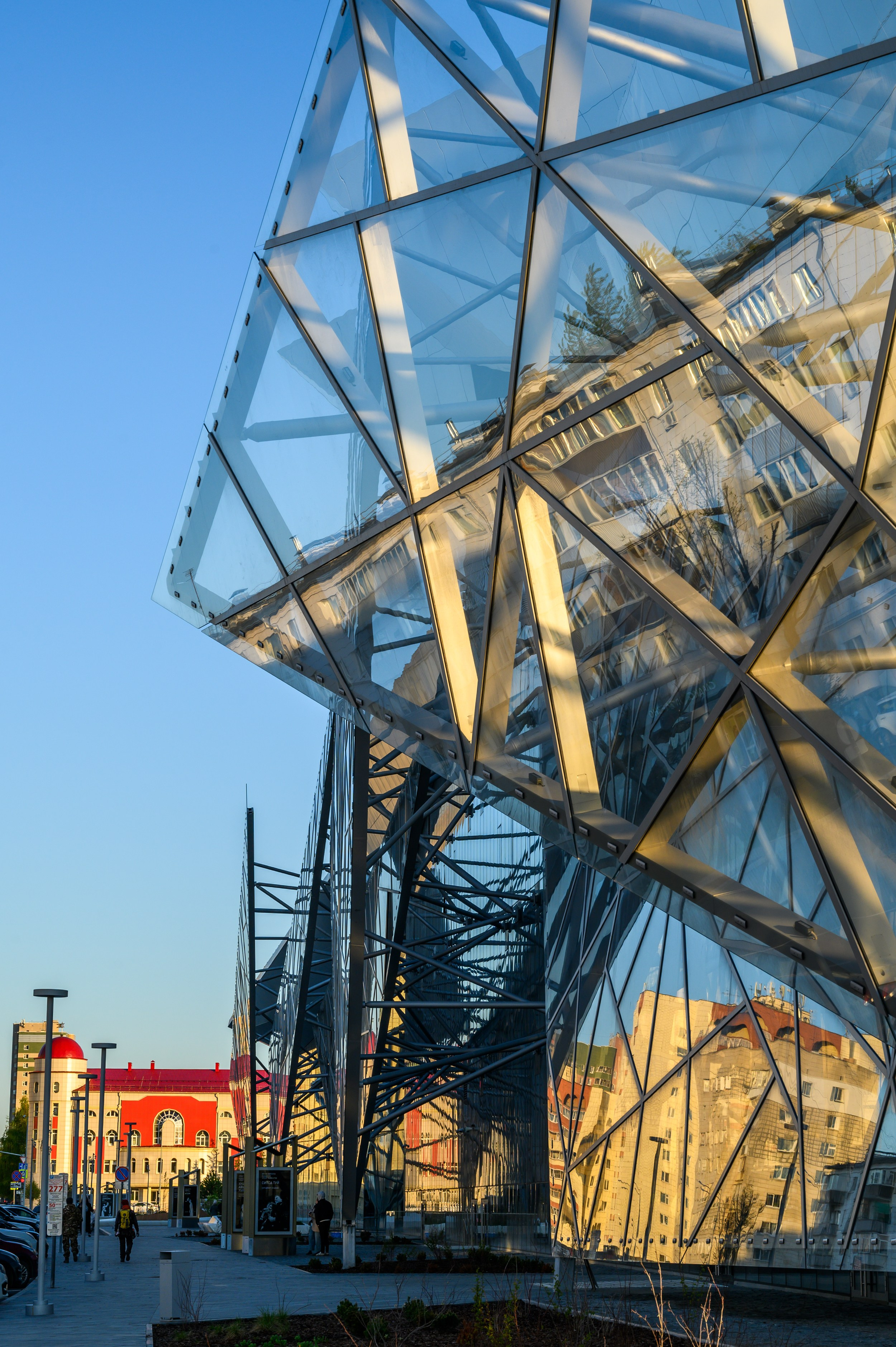 Архитектурные детали фасада театра Камала в солнечную погоду