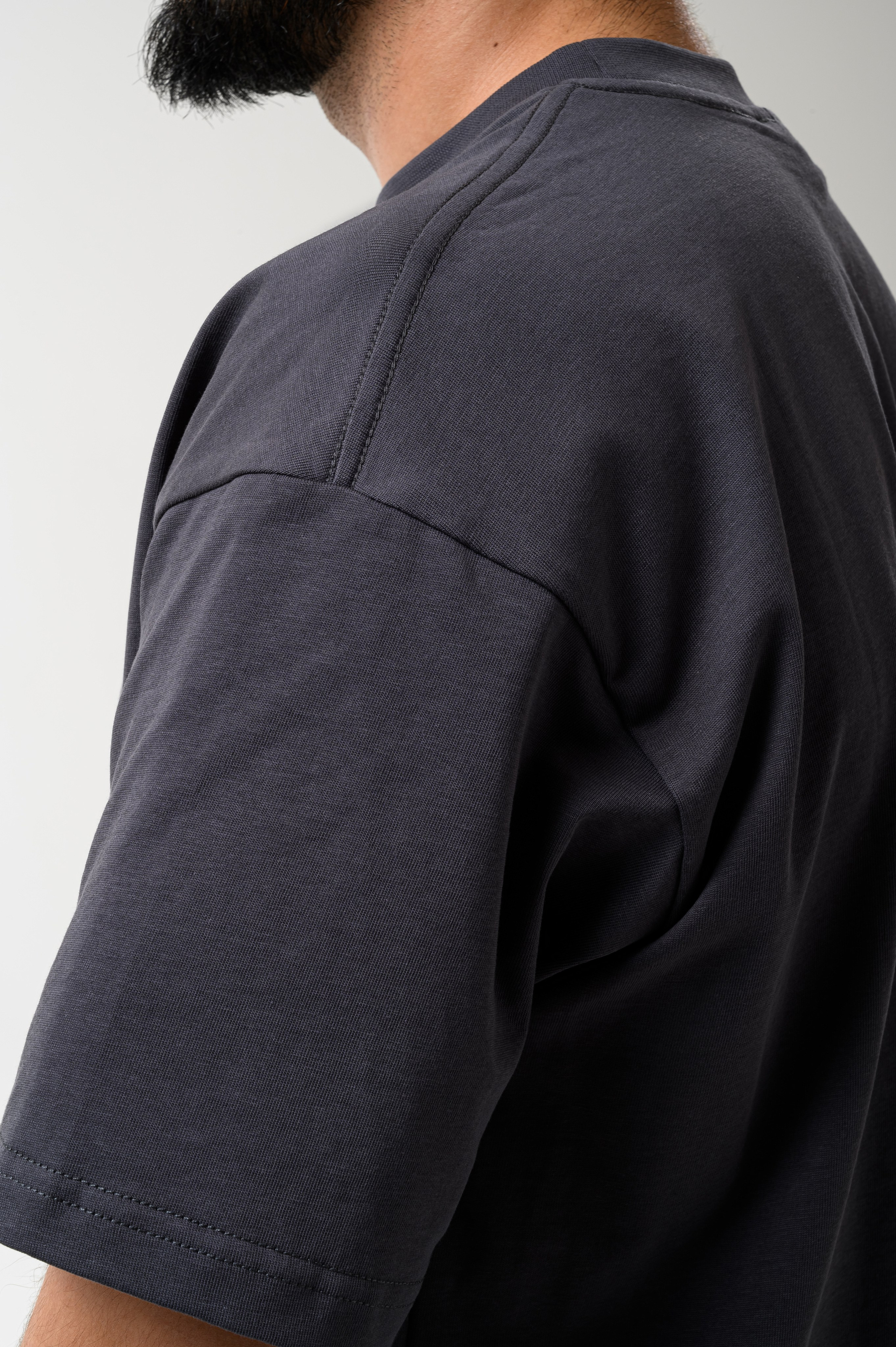 Серая футболка на мужчине в студии, съёмка одежды для e-commerce от Казанского фотографа