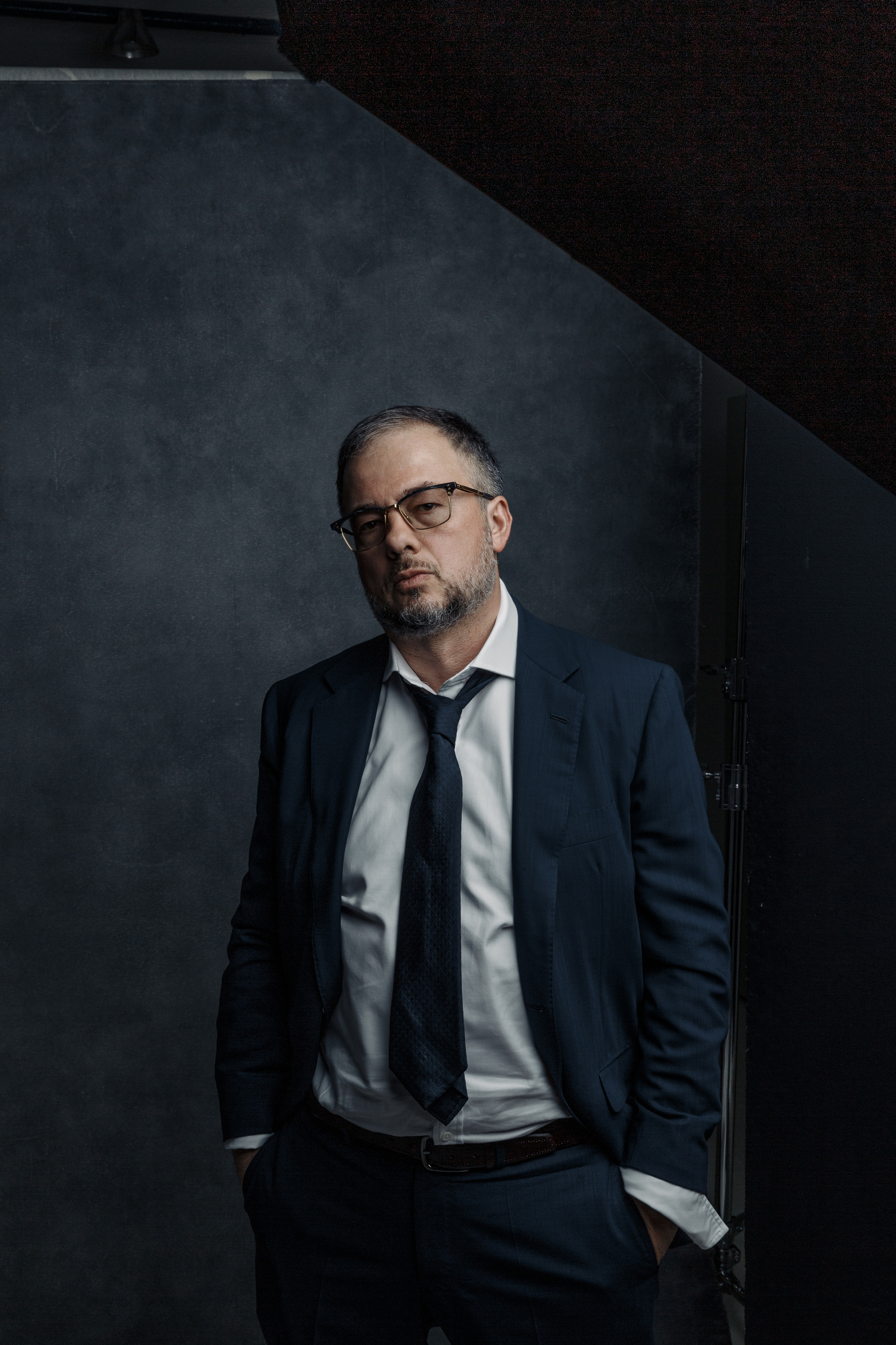 Бизнес-портрет на темном фоне, Фотосессия для предпринимателей в Москве