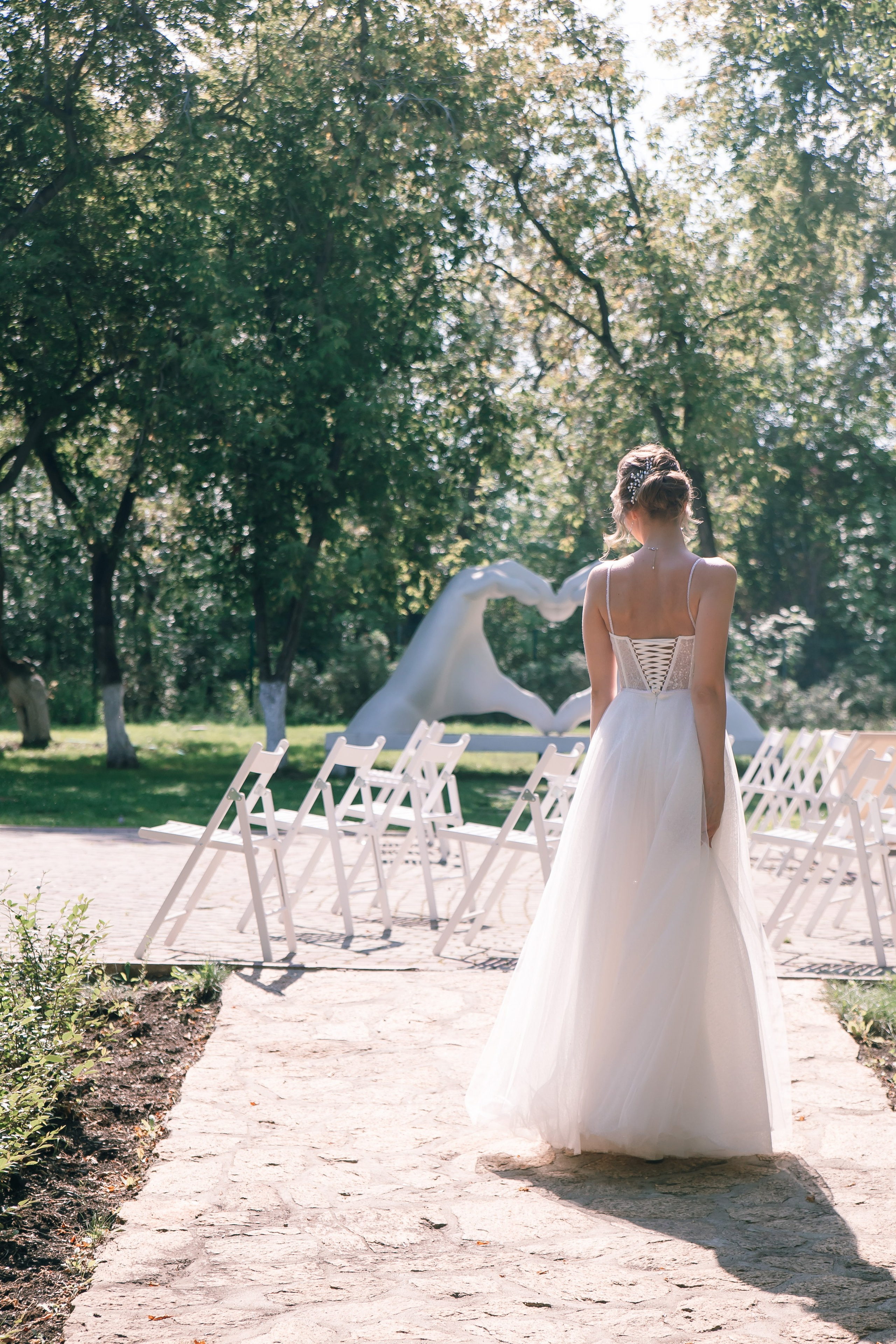 Невеста идёт по дорожке