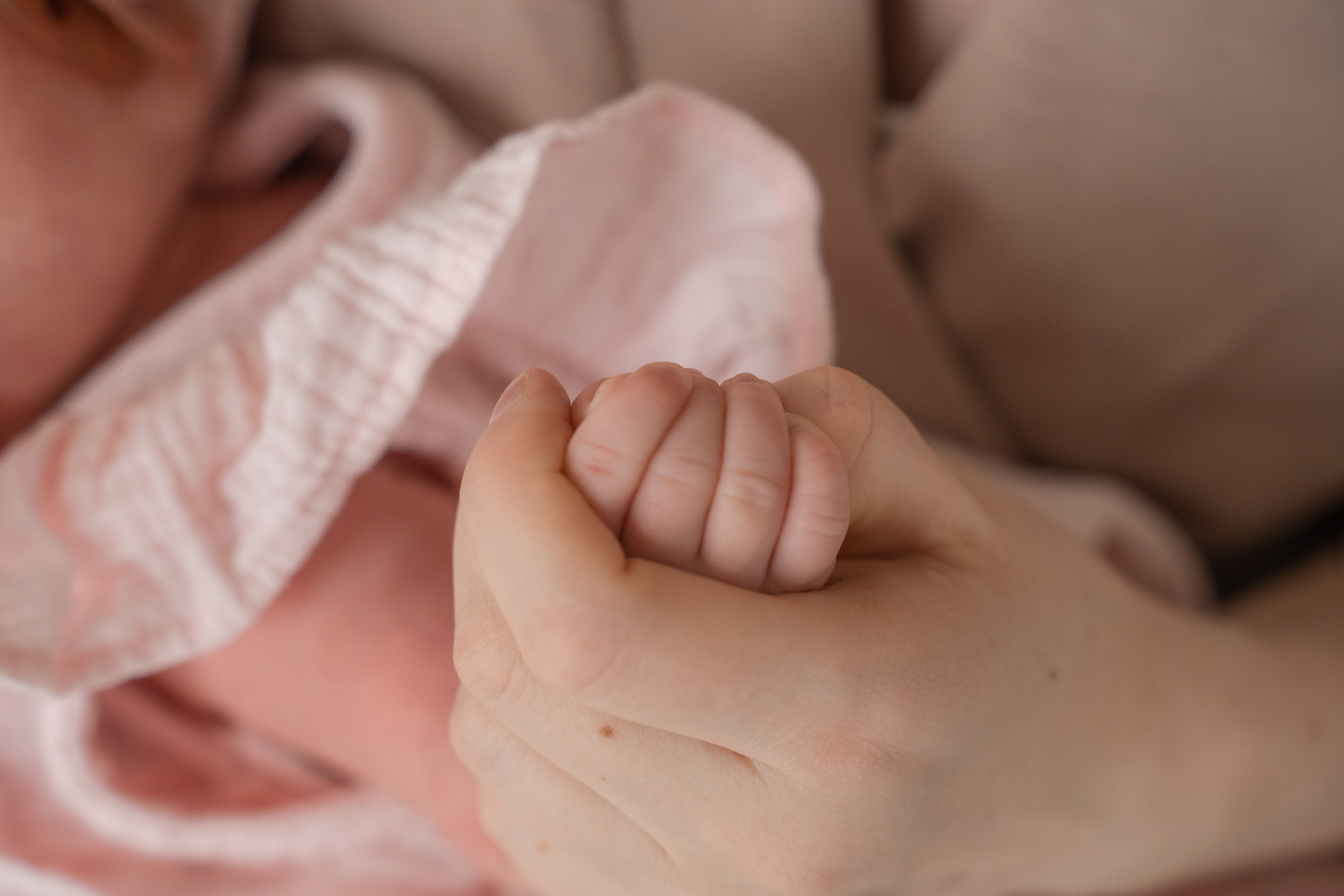 Лайфстайл фотосессия новорожденной в студии