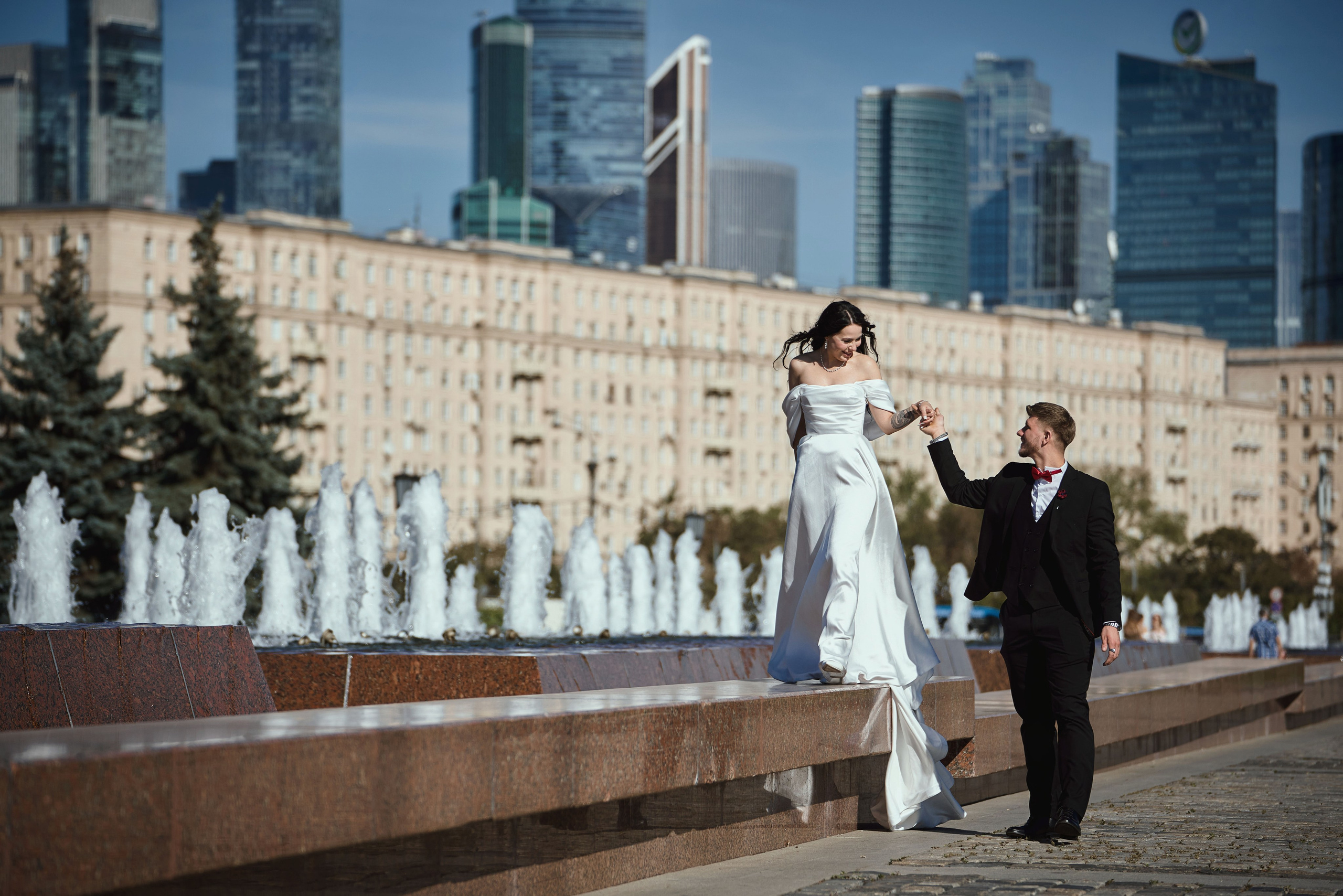 Свадебная фотосессия Дмитрия и Виты на Поклонной горе в парке Победы Москвы