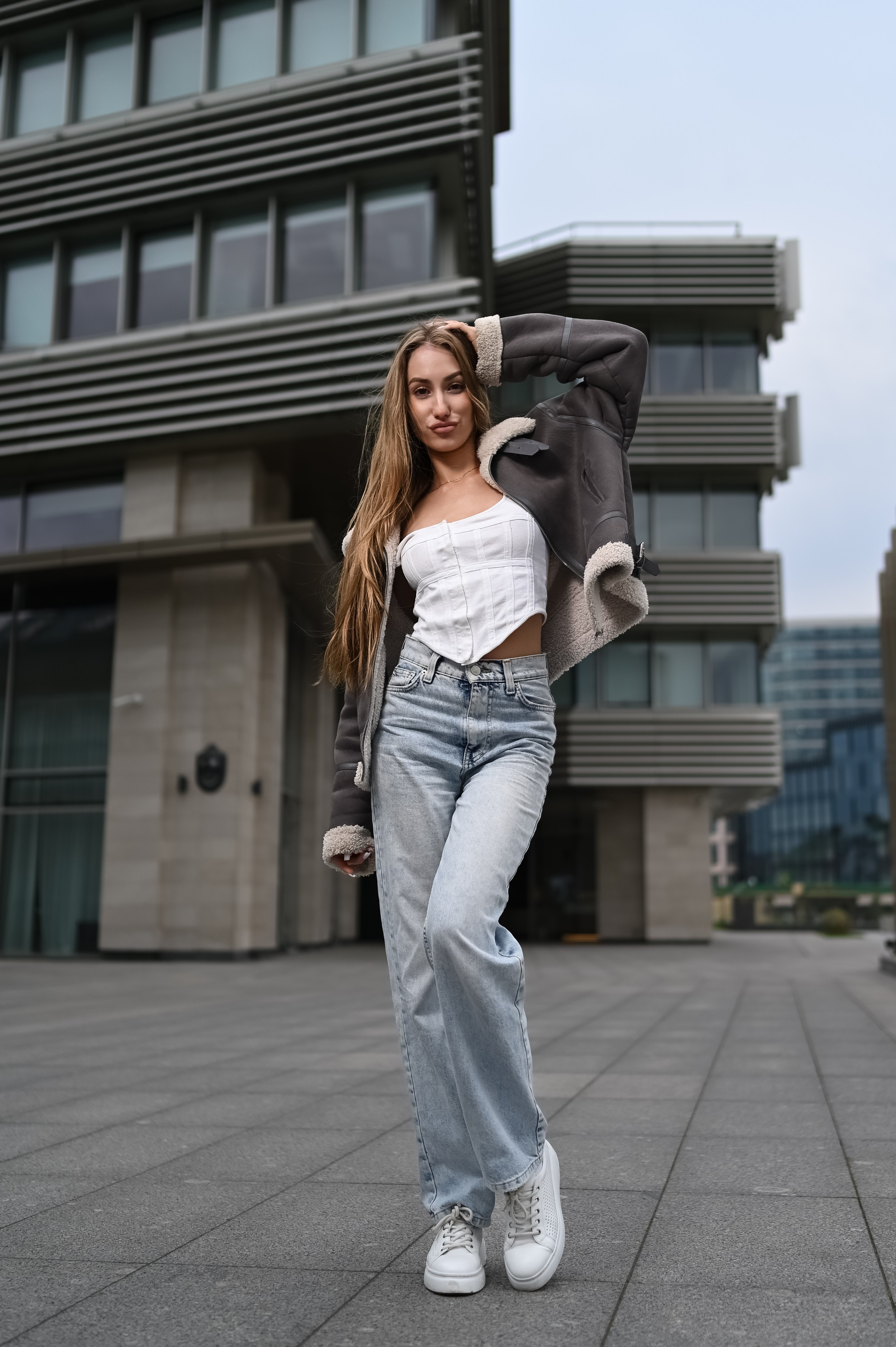 Стильная прогулочная фотосессия в деловом квартале Казани