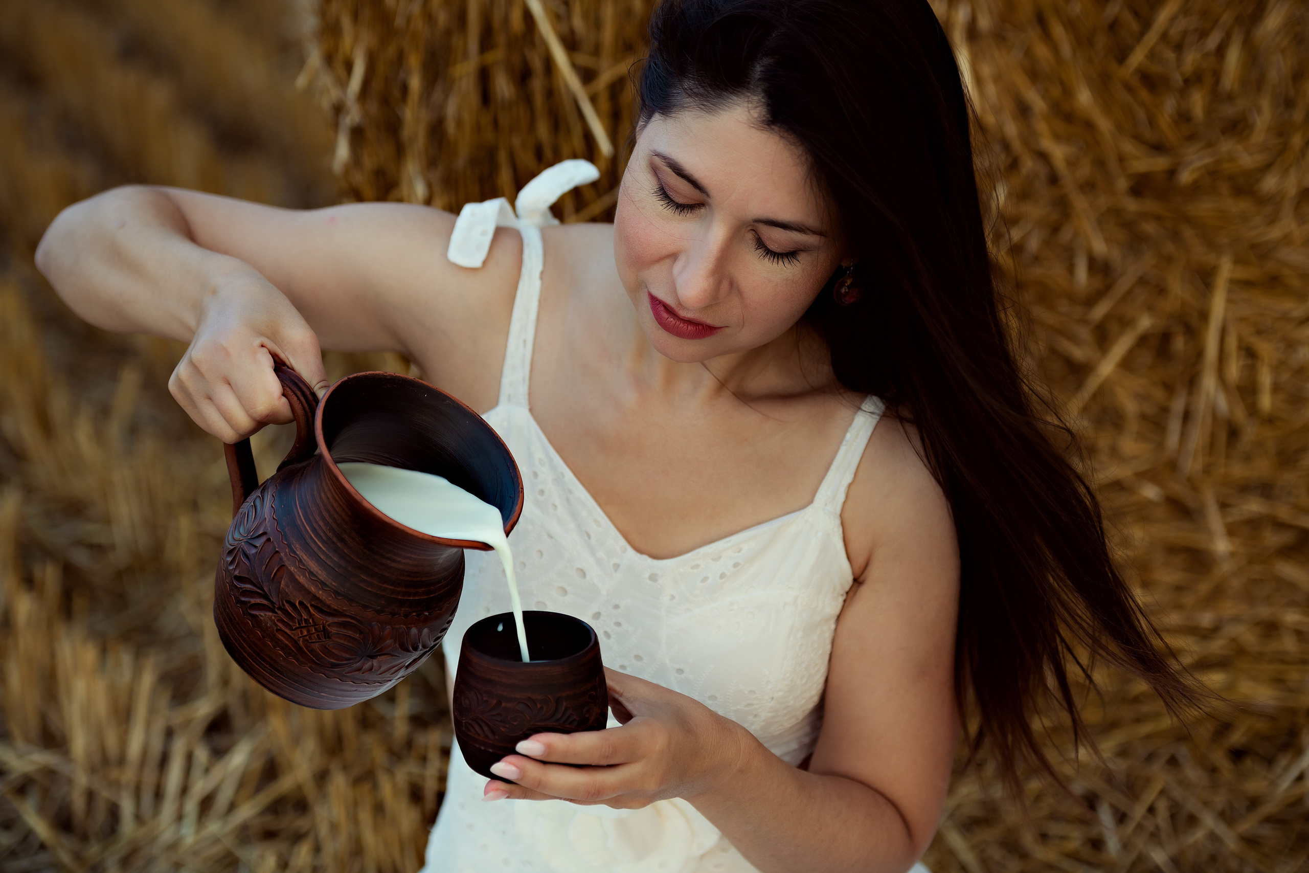 Фотосессия Ирина в поле со стогами. Портретный фотограф в Краснодаре Евгений Карпов