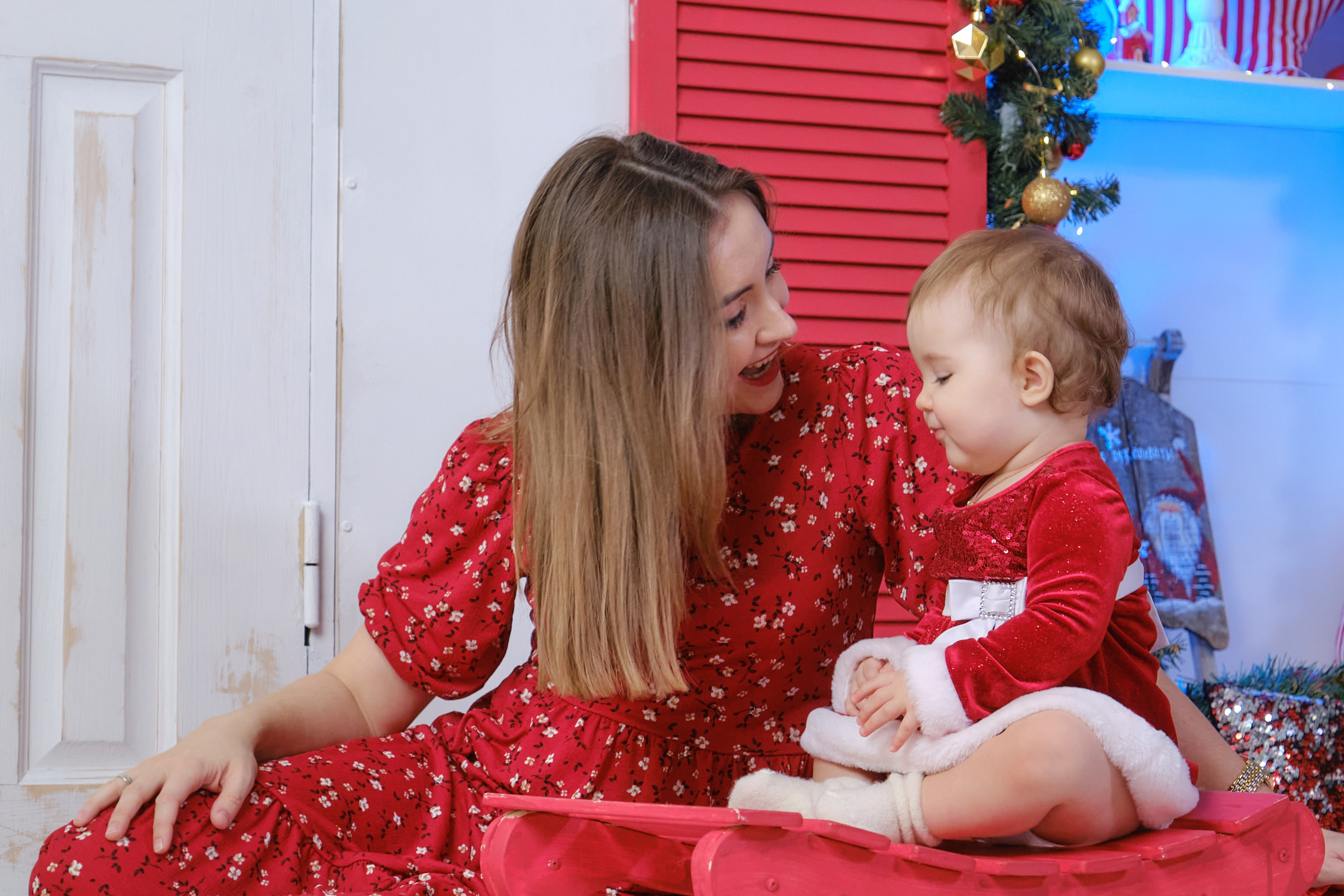 Мама с ребёнком в новогоднем интерьере