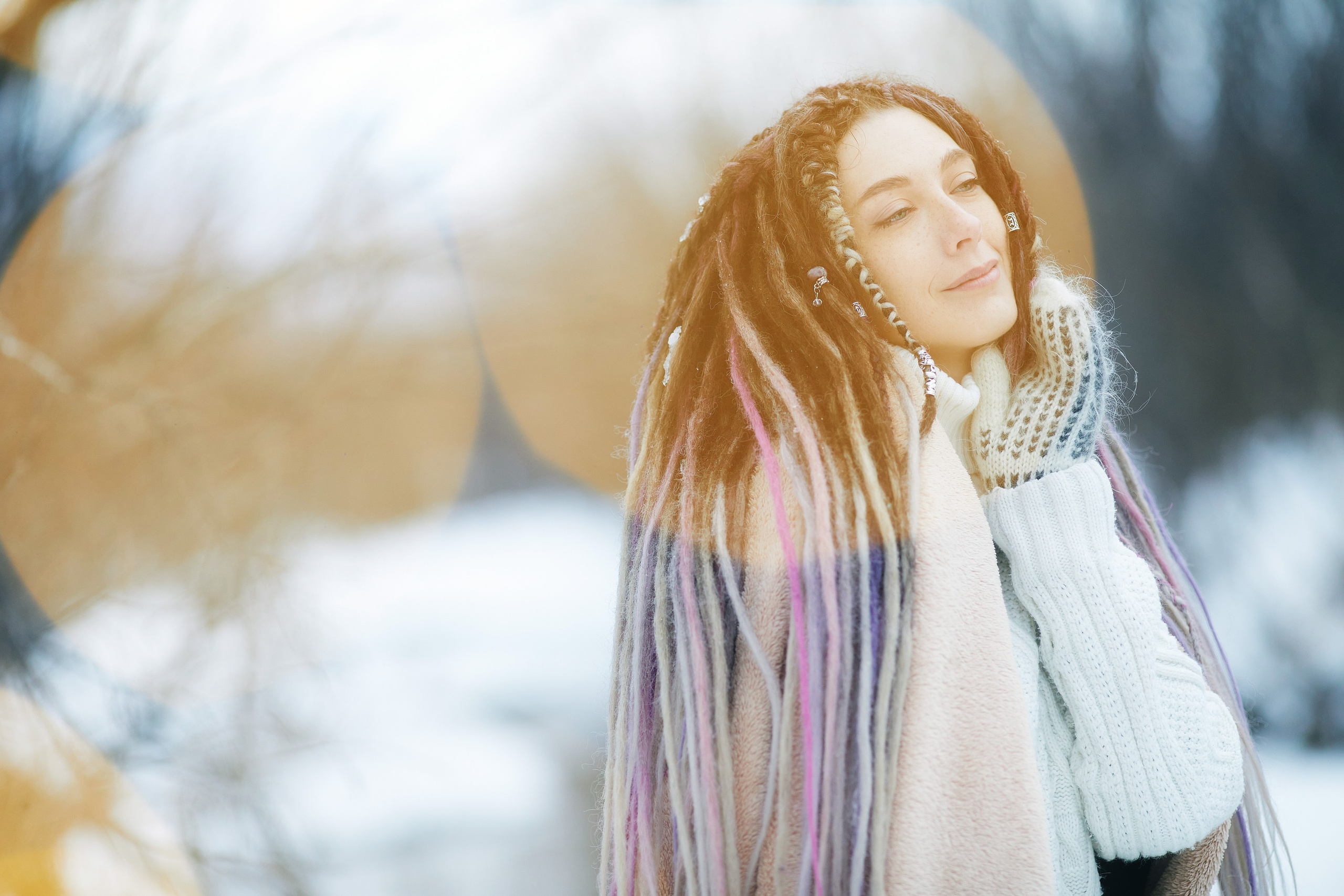 Зимняя фотосессия для девушки с дредами и бликами от гирлянды
