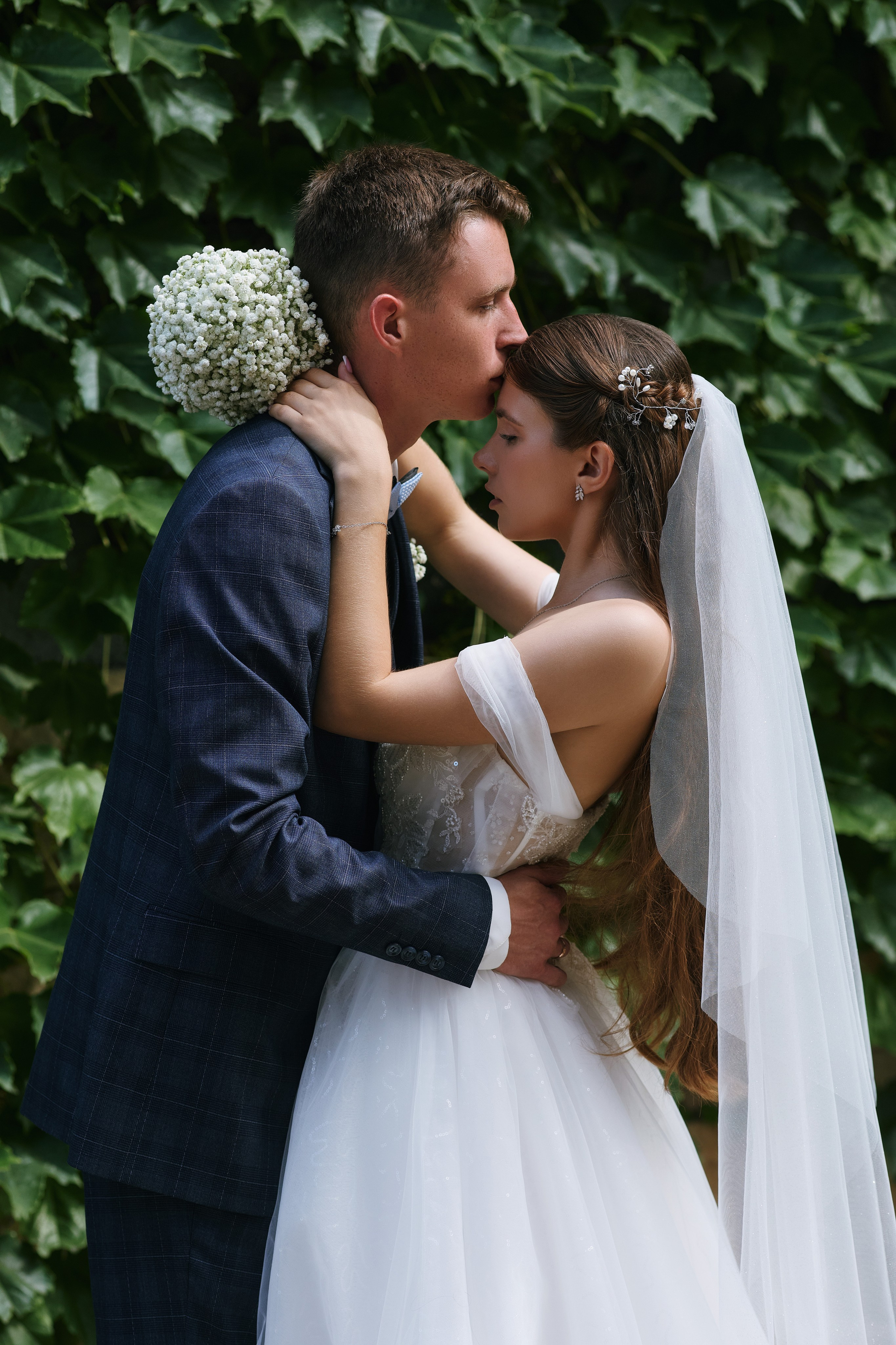 Идея для романтической свадебной фотосессии в парке