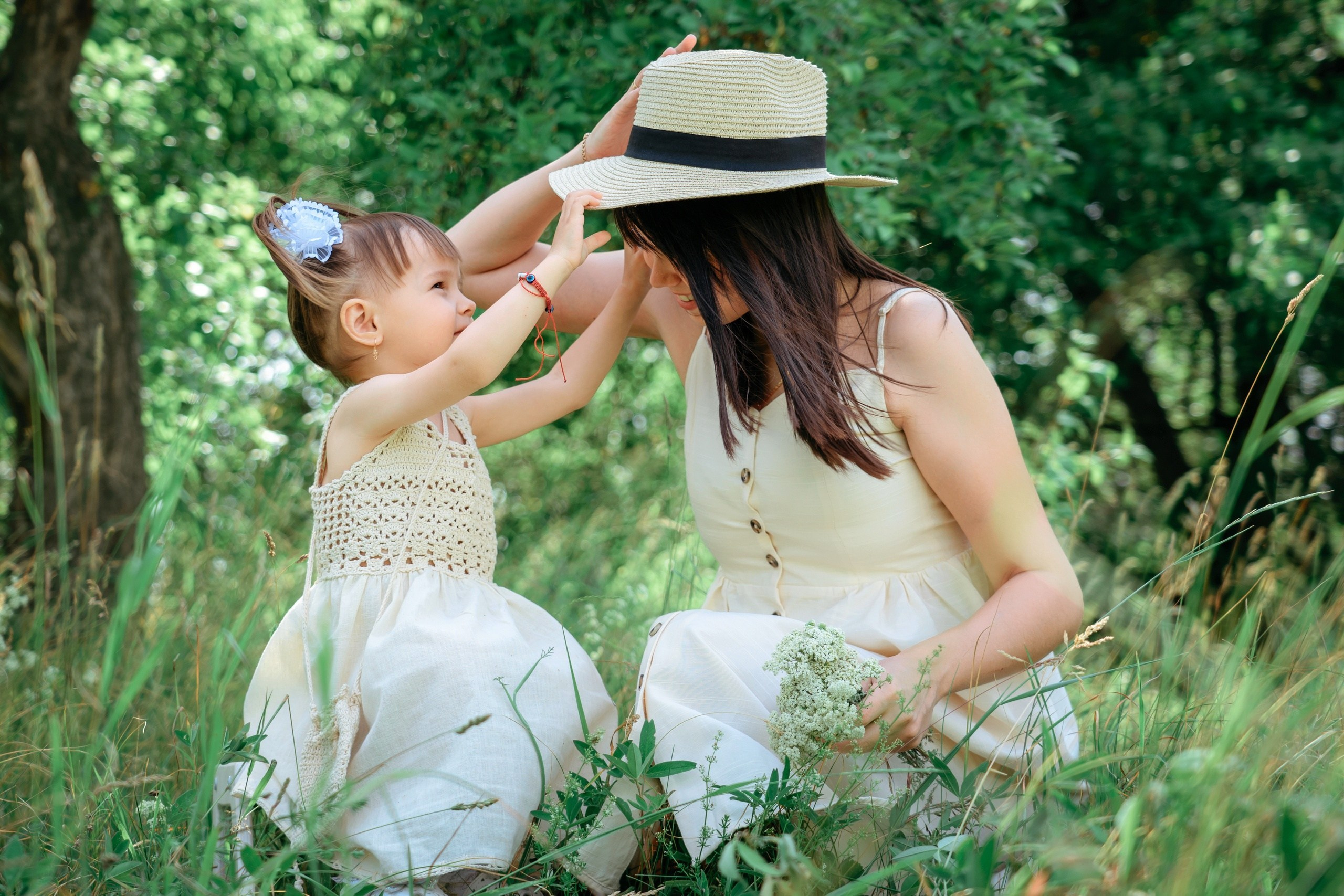 Портрет мамы и дочки в яблоневом саду